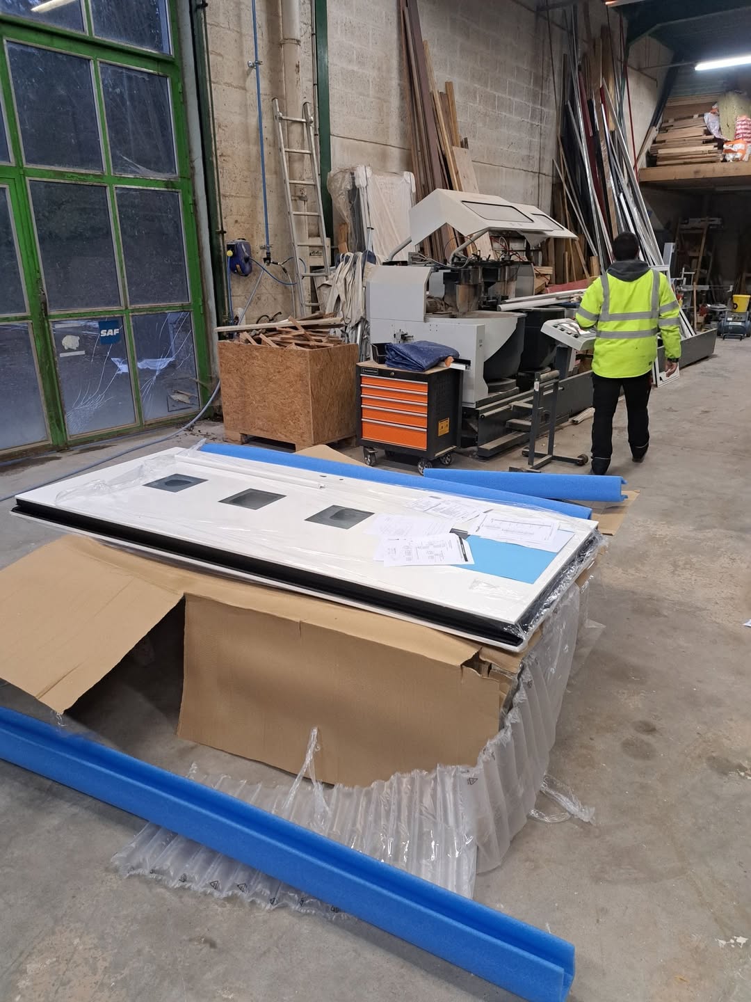 Fabrication d'une porte d'entrée en atelier — menuiserie Dagicour à Envermeu