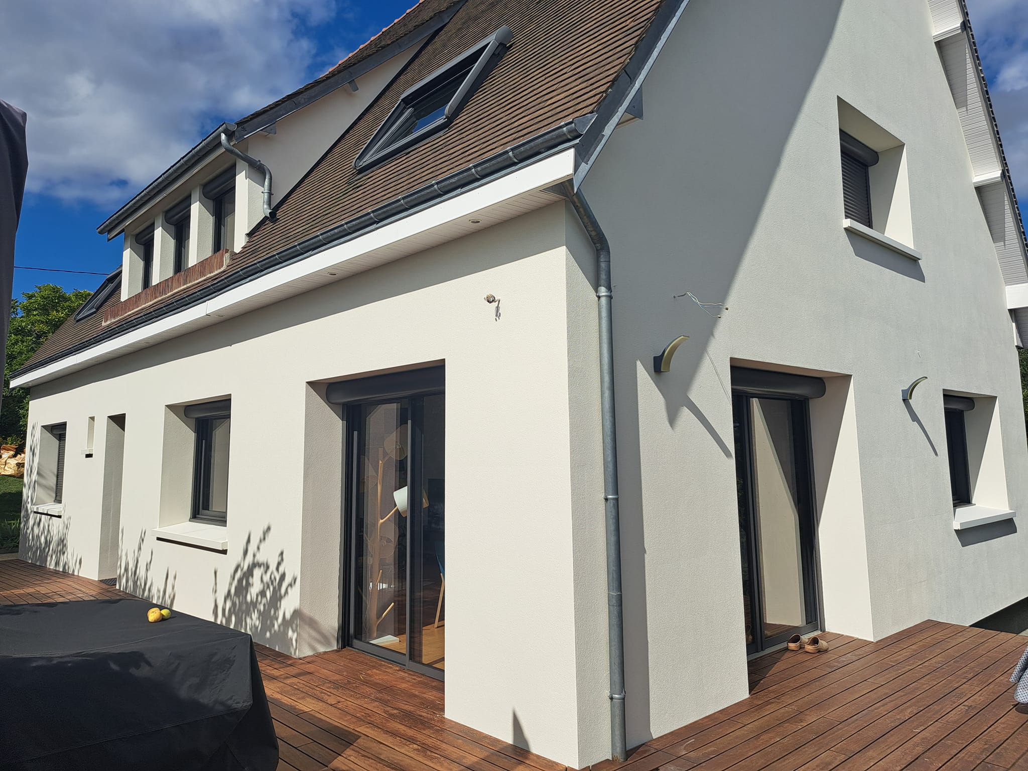 Menuiseries anthracite et terrasse bois après rénovation — Dagicour