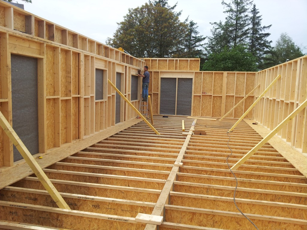 Ossature bois et plancher en cours de montage — Dagicour