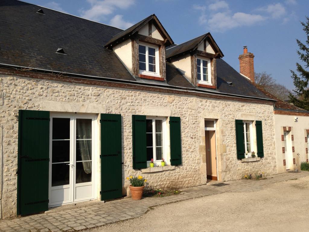 Façade en pierre avec volets battants bois — menuiserie Dagicour Normandie