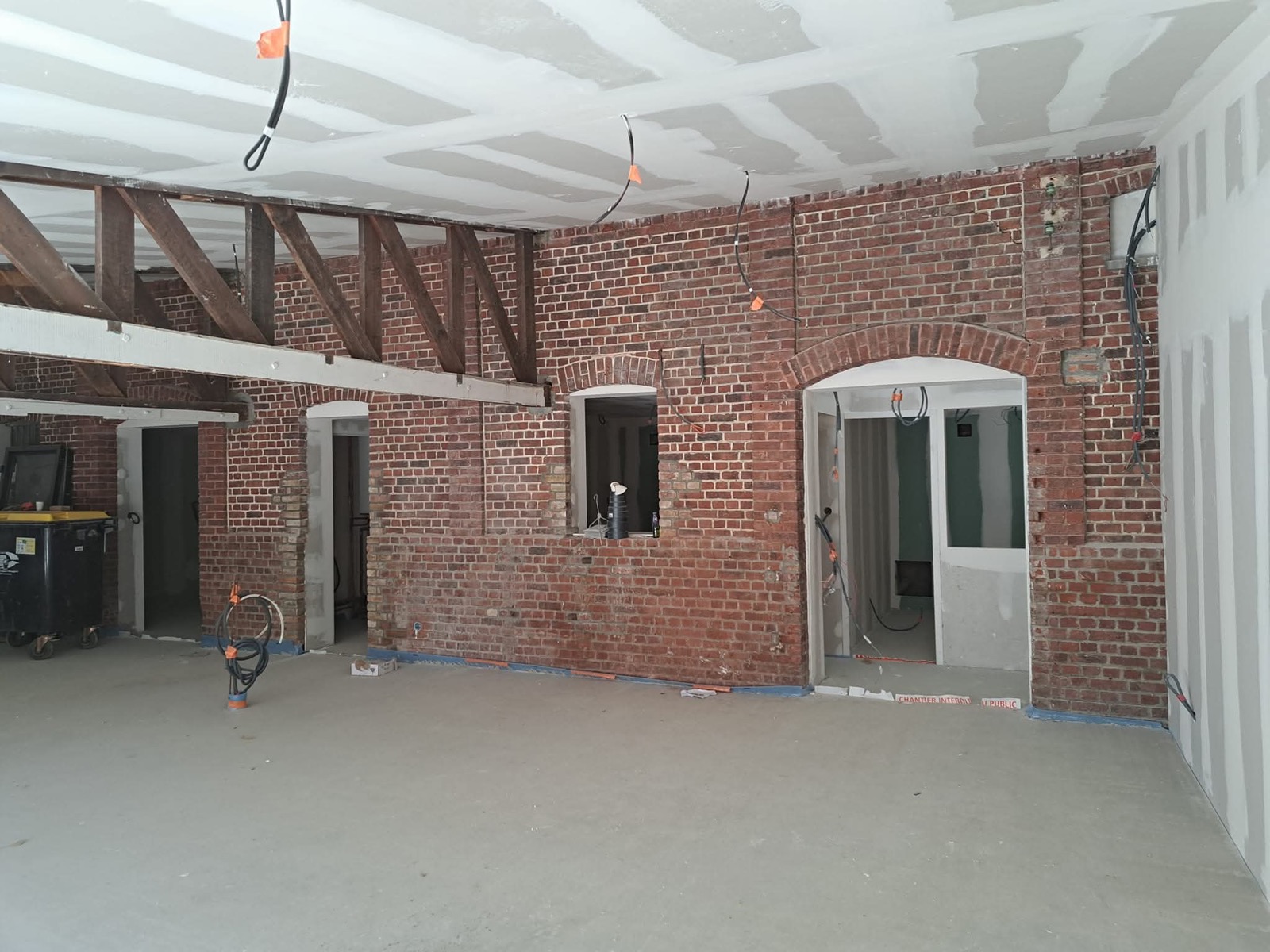 Avant aménagement : local brut en briques apparentes avant agencement intérieur