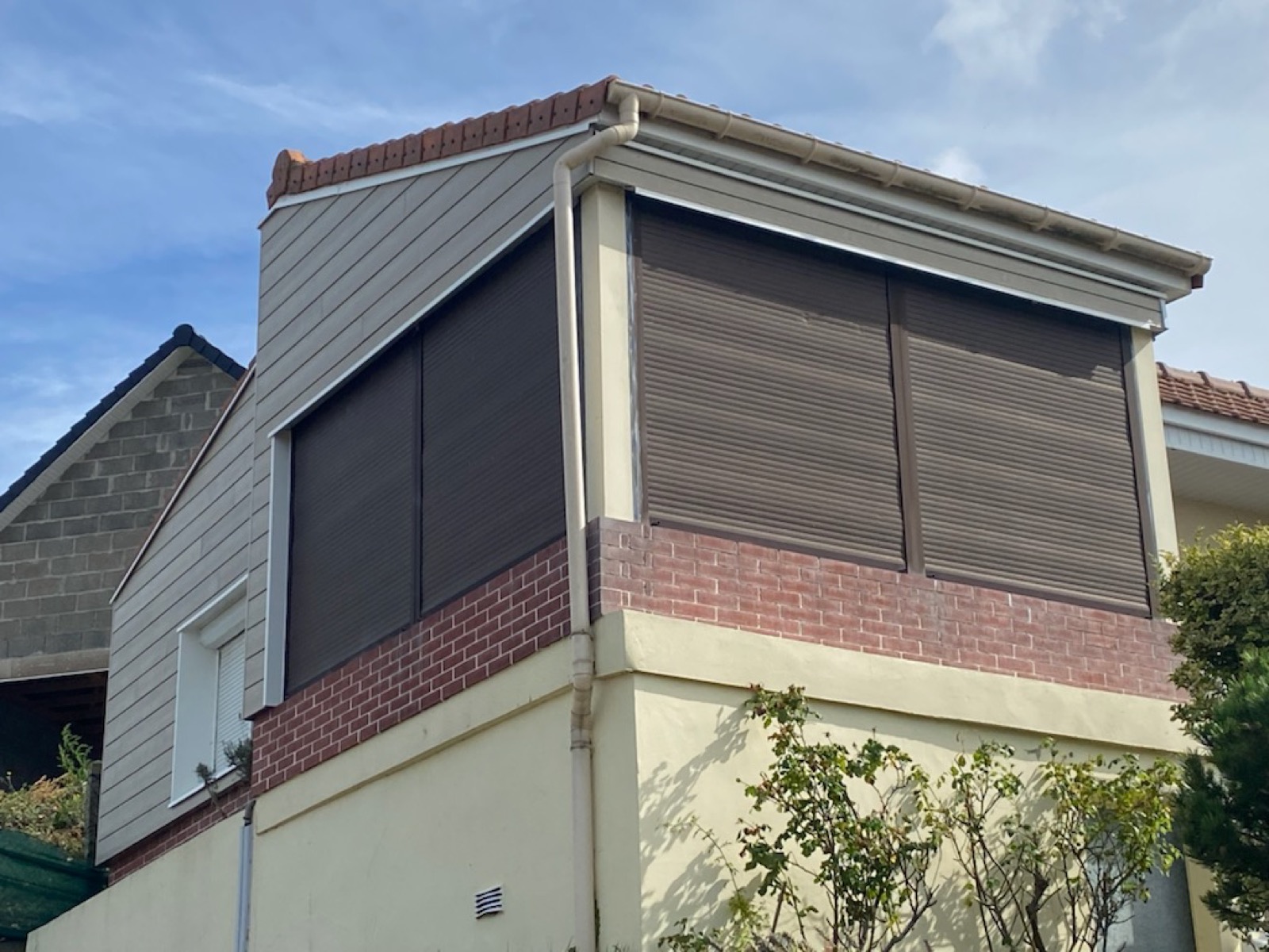 Façade rénovée en bardage composite gris avec soubassement brique et toiture tuile — Dagicour Seine-Maritime