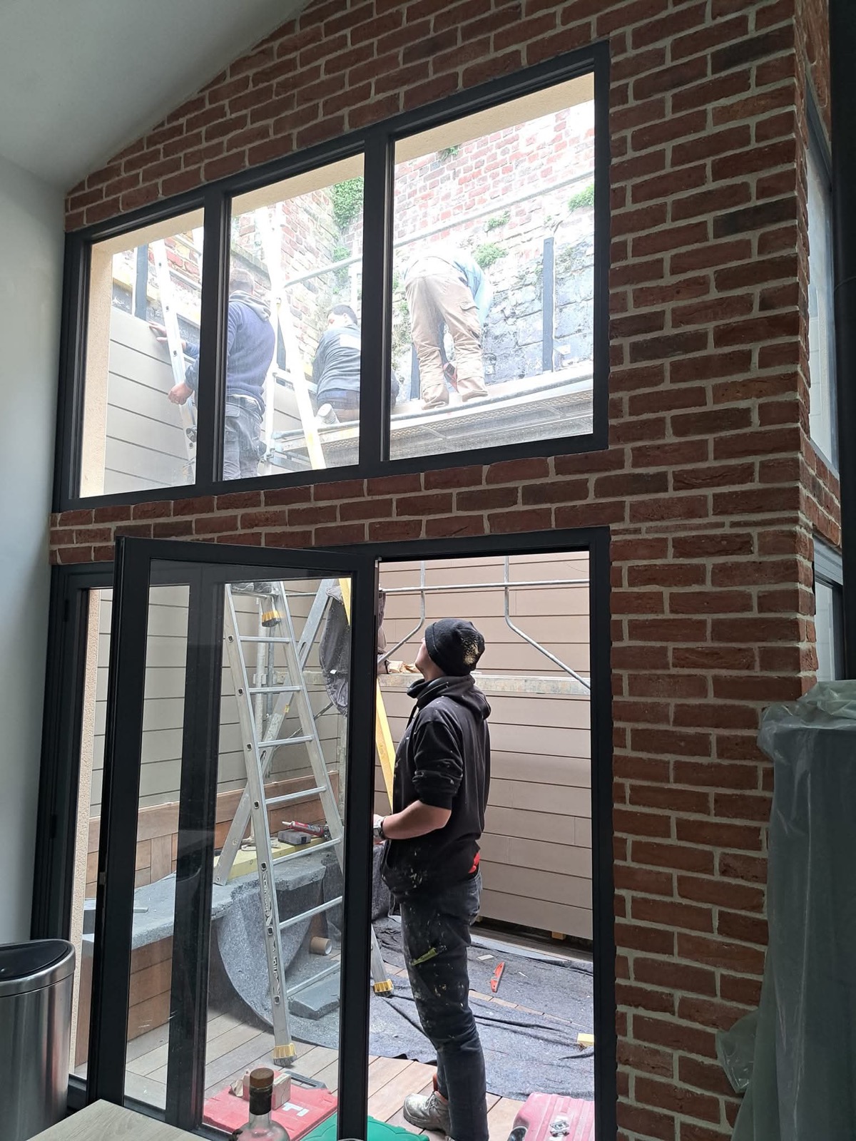 Cour rénovée avec bardage composite et menuiseries aluminium noires — Dagicour