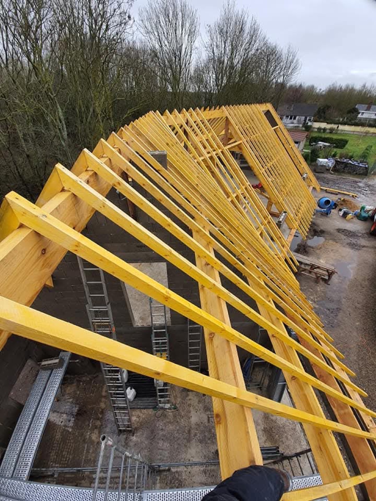 Levage d'une charpente traditionnelle en bois massif fraîchement taillée — chantier Dagicour Normandie