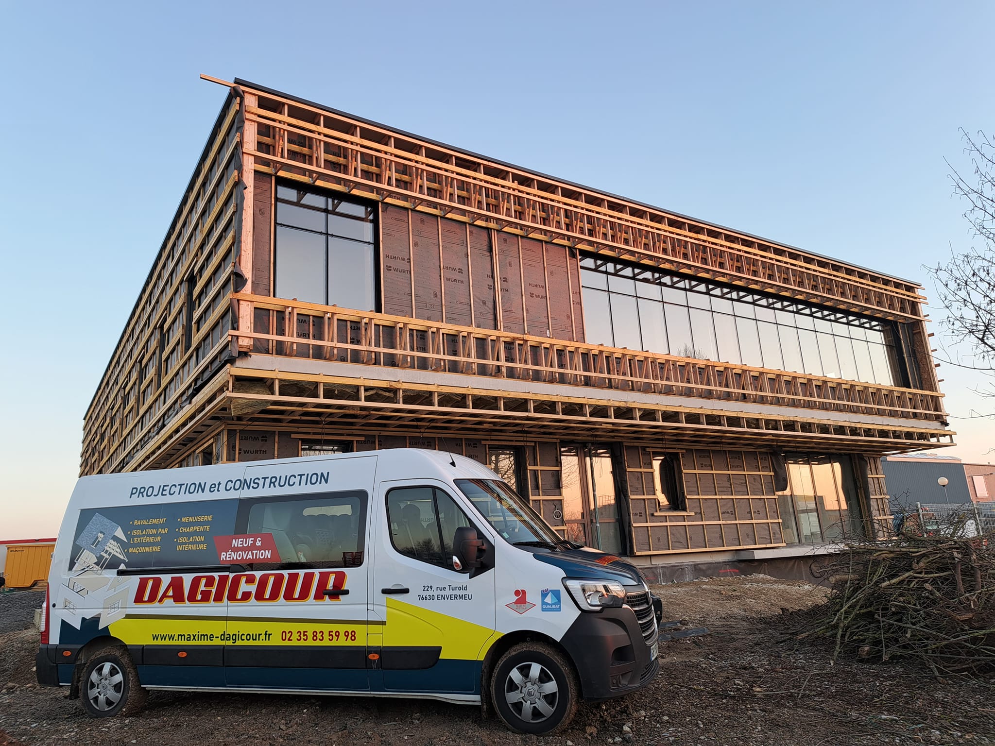 Chantier d'isolation thermique extérieure et ossature bois avec véhicule Dagicour — Envermeu, Seine-Maritime