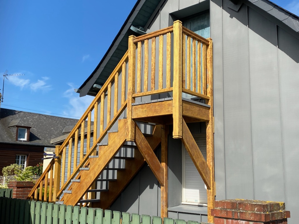 Garde-corps bois sur escalier et terrasse extérieure surélevée — réalisation Dagicour Normandie