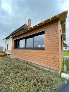 Après travaux : même maison, extension bois bardée et vitrée terminée — Dagicour