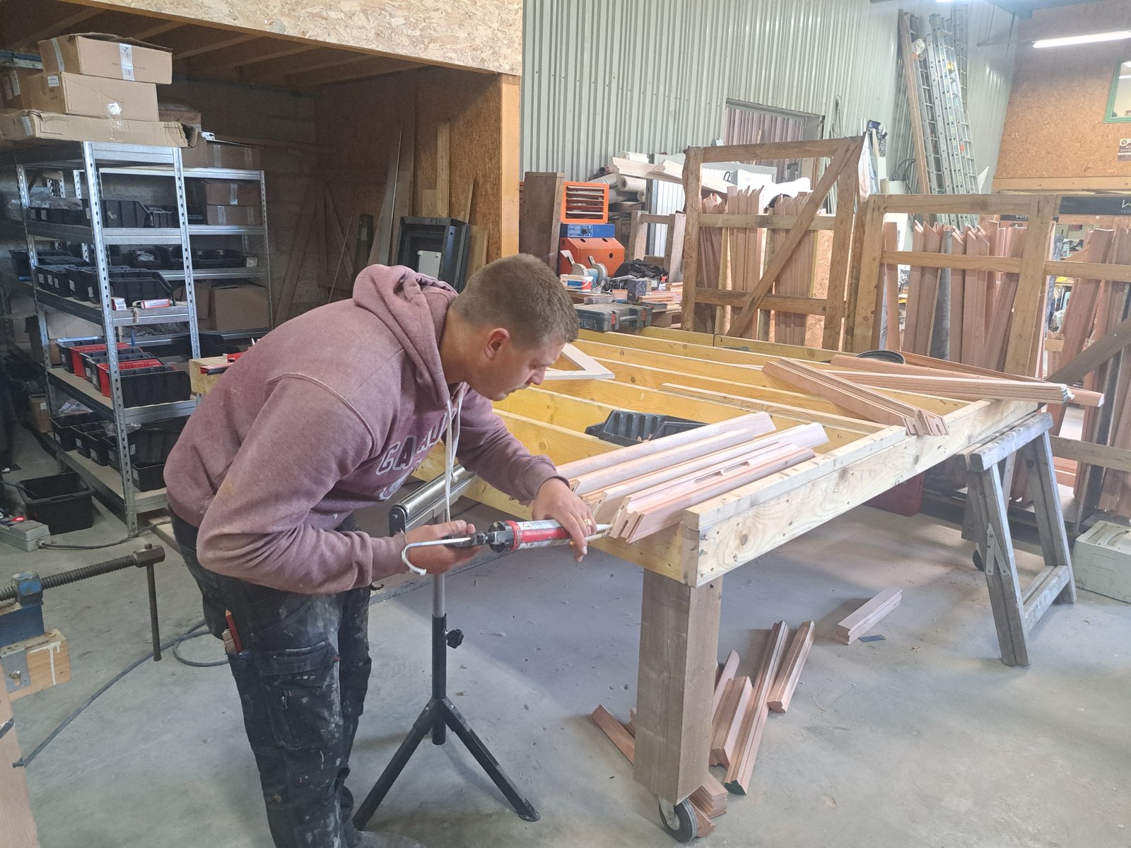 Application d'un joint d'étanchéité sur un angle de dormant en bois — finition atelier Dagicour