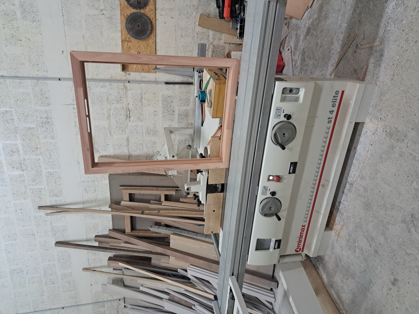 Dormant de fenêtre en bois massif fraîchement usiné, finition sur mesure — atelier Envermeu