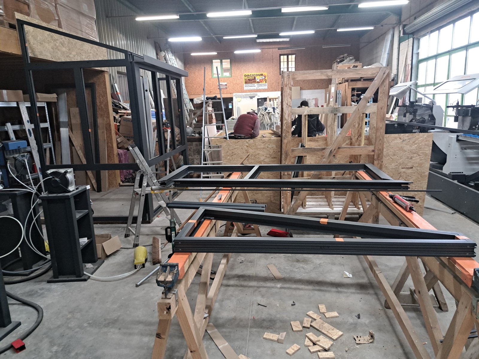 Coupe d'un profilé aluminium à rupture de pont thermique, fabrication Dagicour
