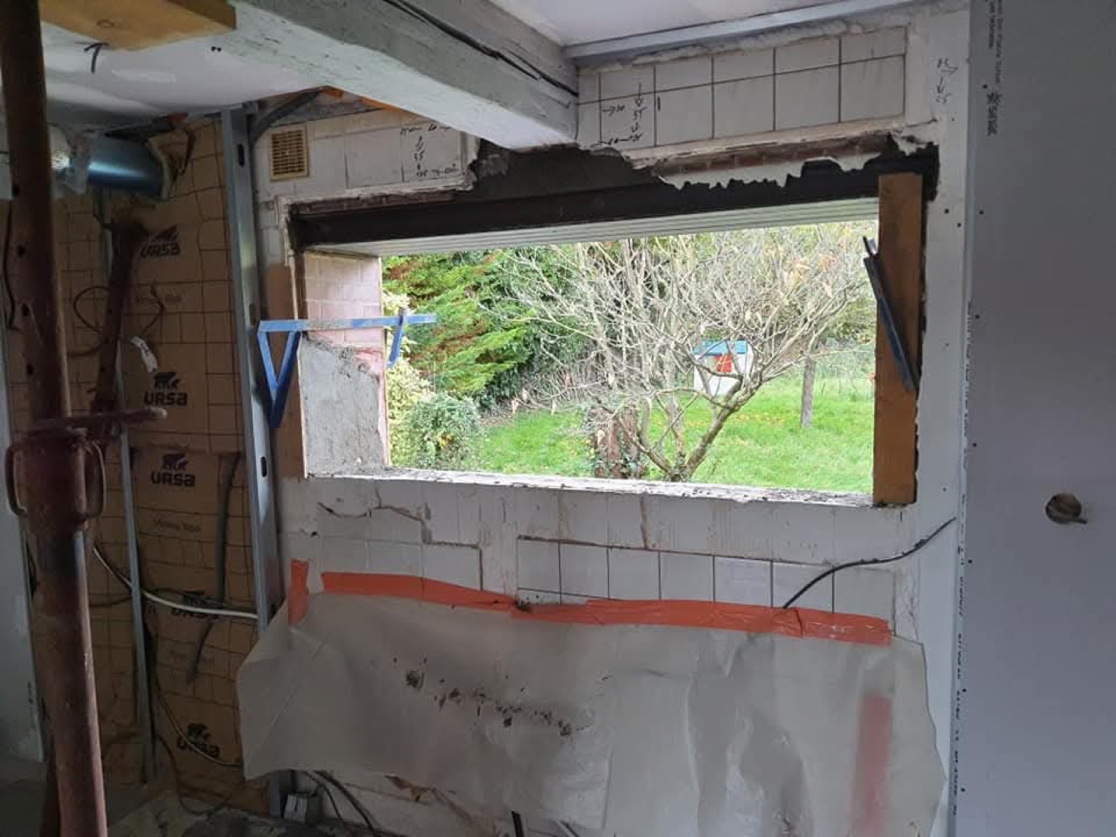 Avant pose : ouverture agrandie côté intérieur, mur carrelé avant installation de la fenêtre