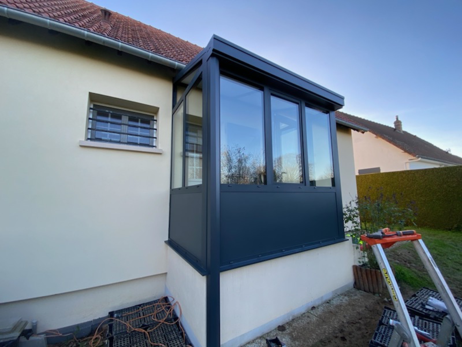 Sas d'entrée vitré en aluminium anthracite avec menuiseries sur-mesure, posé sur une maison normande — Dagicour
