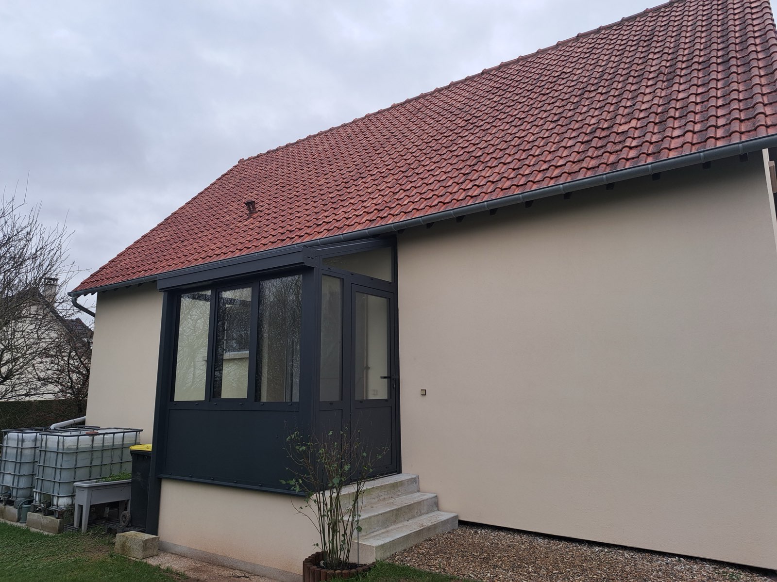 Après pose : véranda aluminium anthracite terminée sur une maison en Normandie — Dagicour