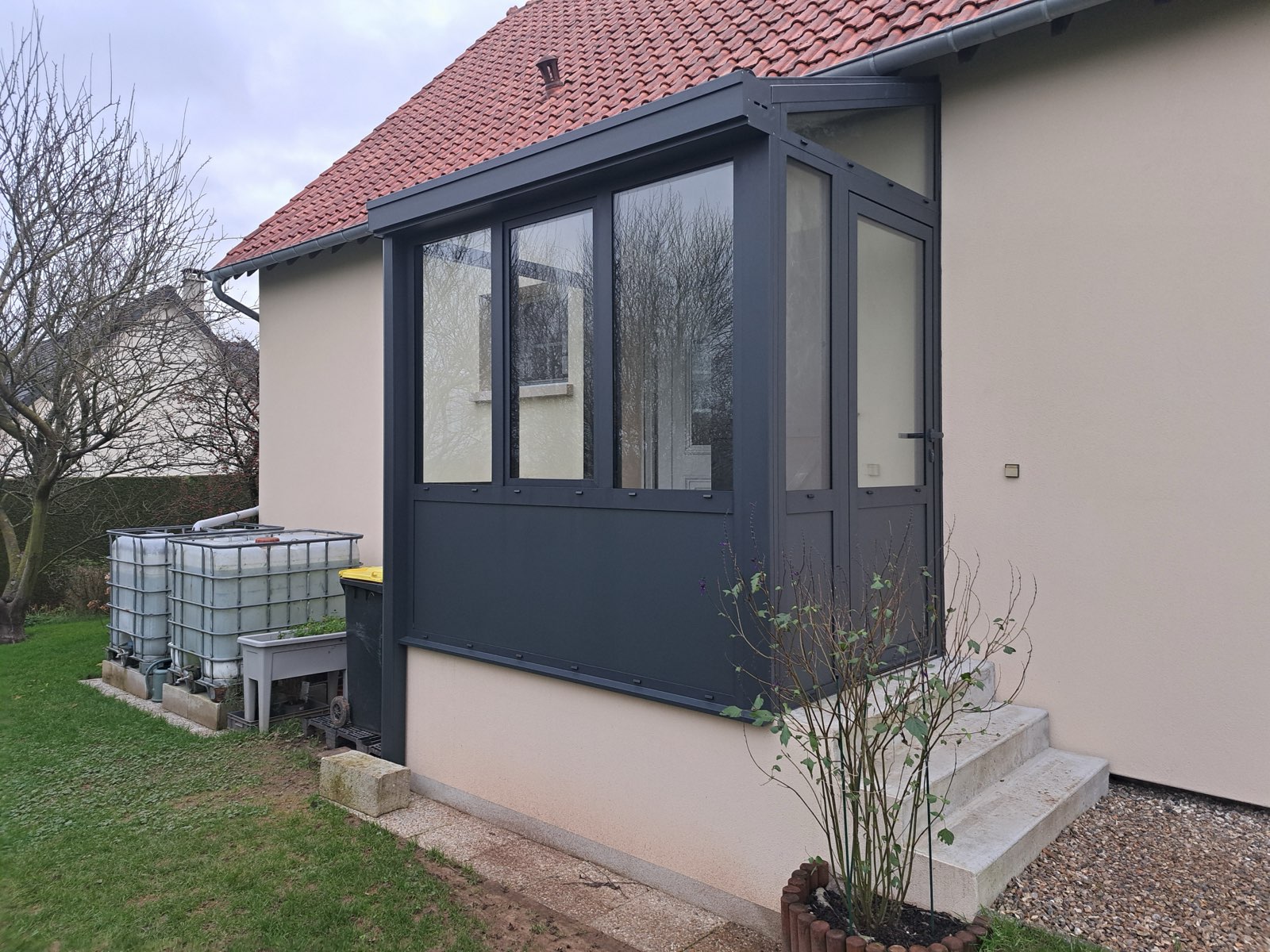 Véranda aluminium anthracite terminée, vue de côté — Dagicour Normandie