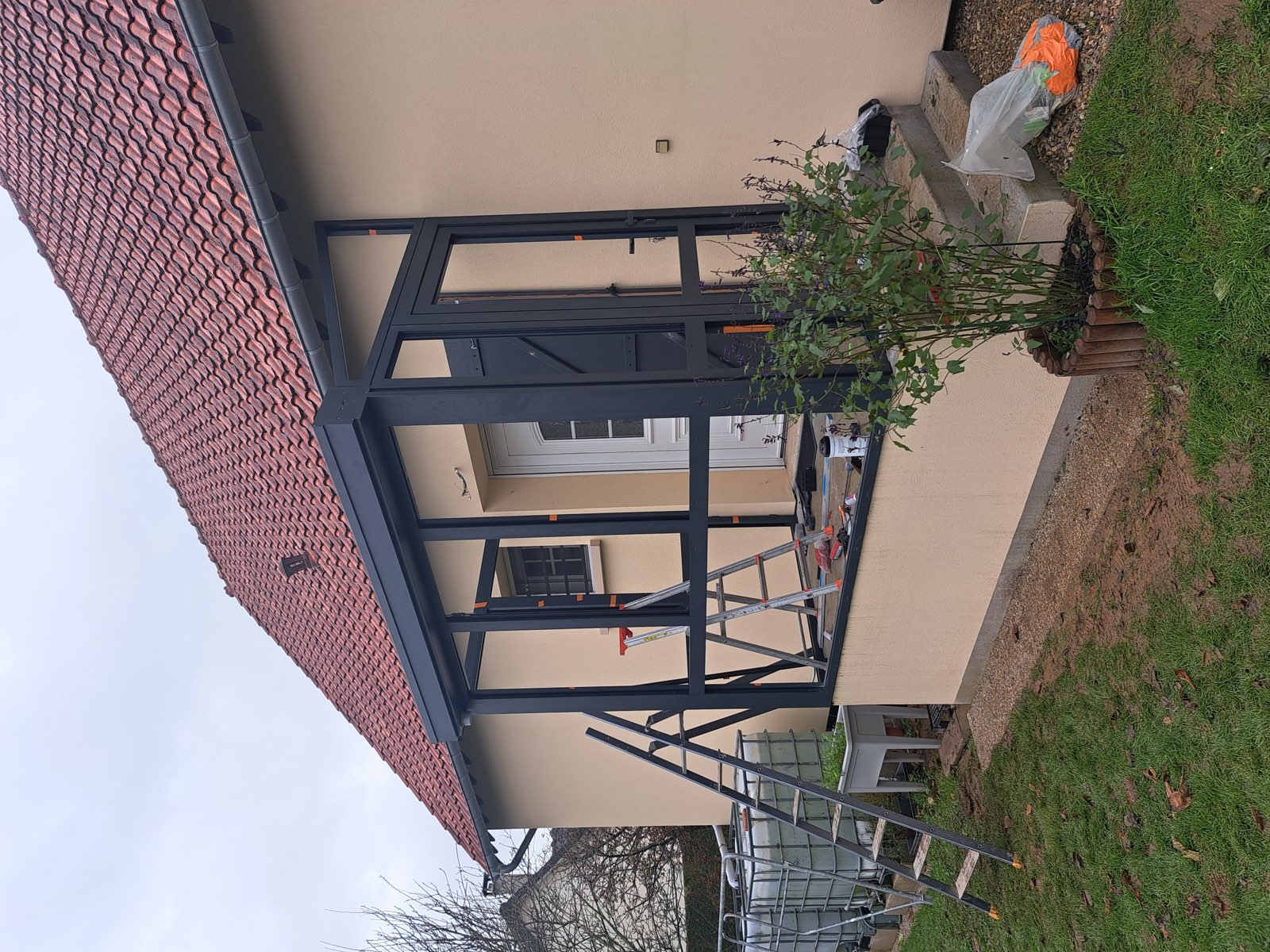 Avant pose : ossature aluminium anthracite d'une véranda en cours de montage — Dagicour