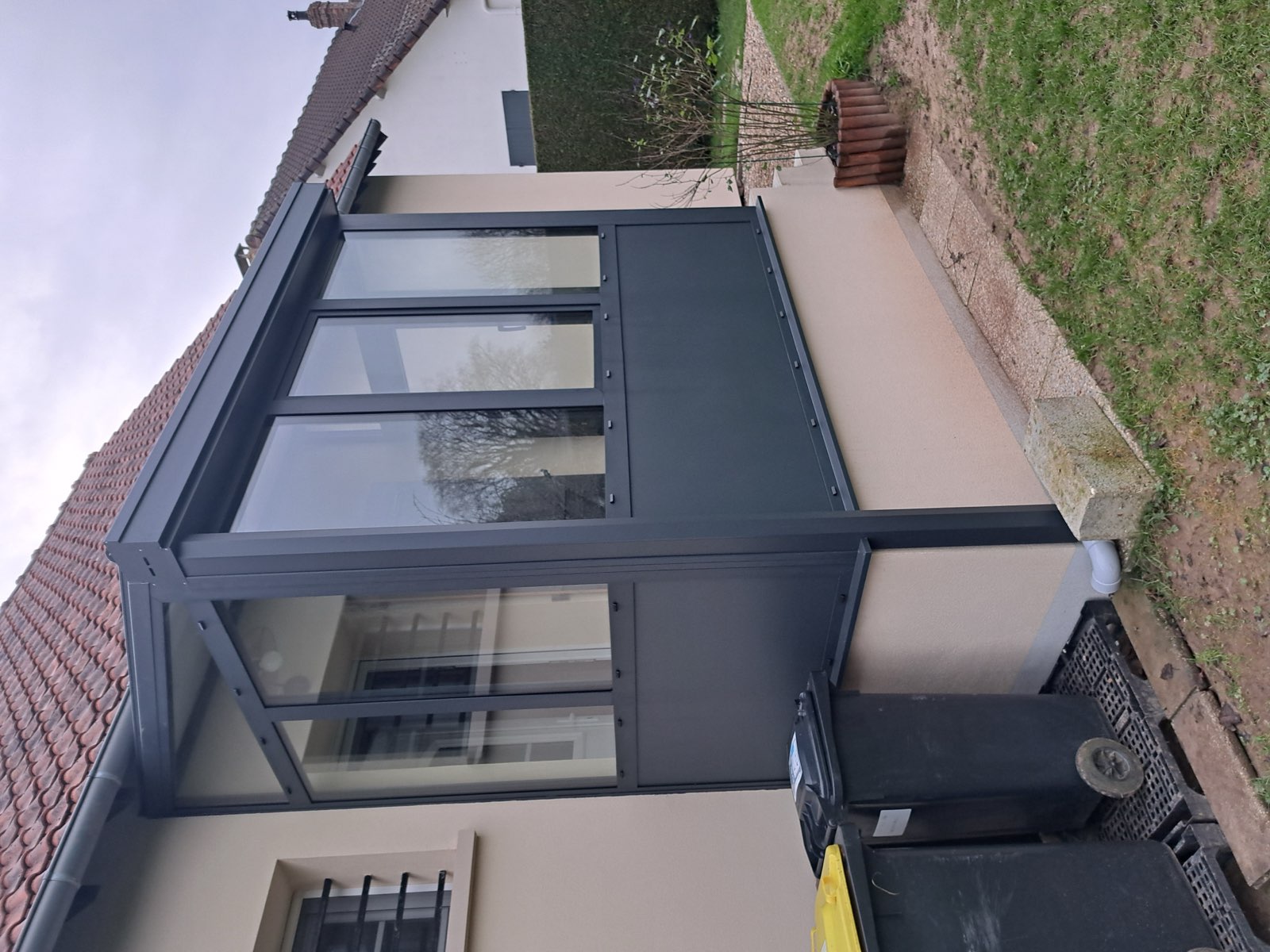 Véranda aluminium anthracite terminée, troisième angle de vue — réalisation Dagicour Normandie