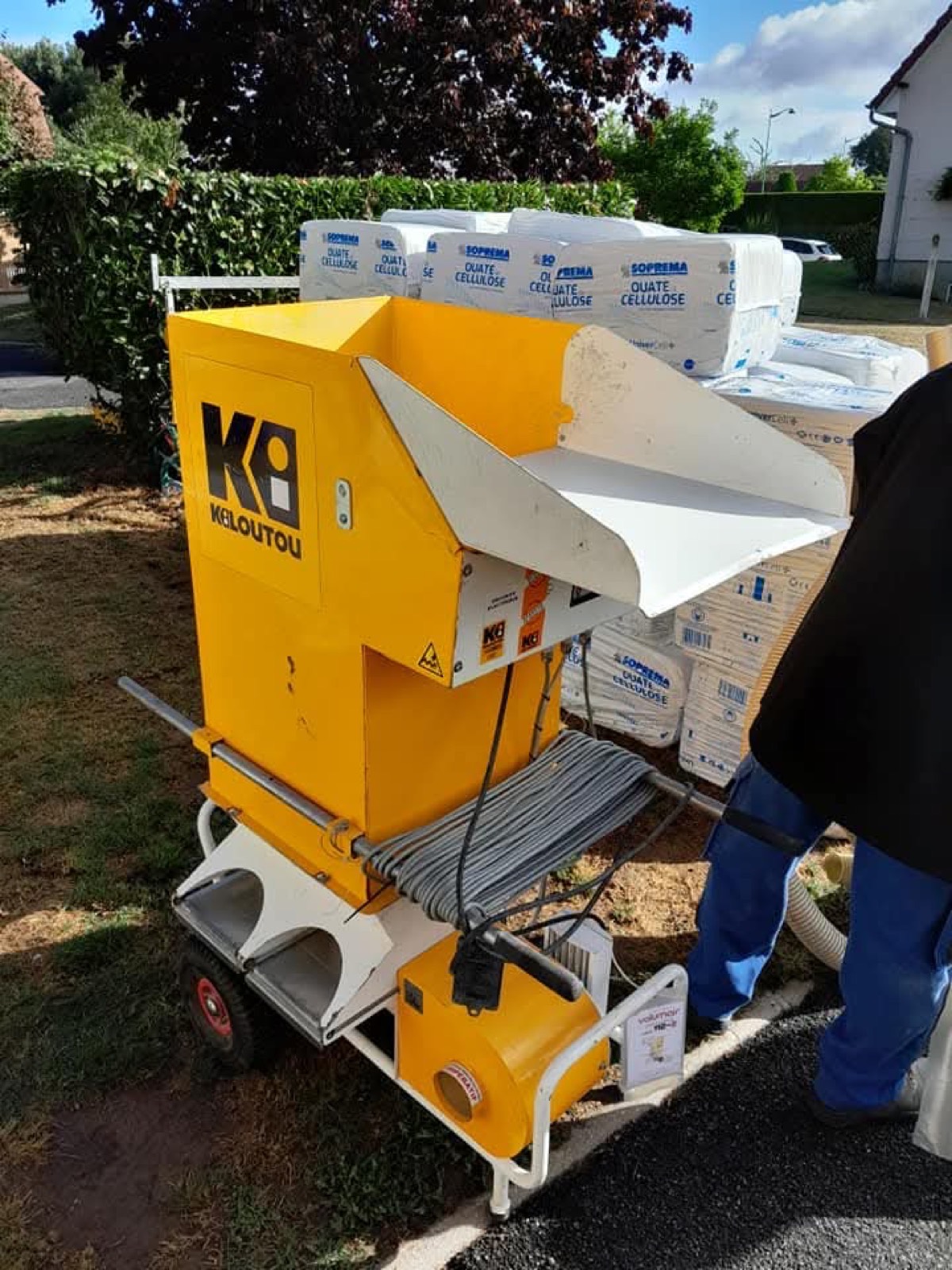 Machine de soufflage Volumair et sacs de ouate de cellulose Soprema prêts pour l'isolation de combles perdus, Dagicour Normandie