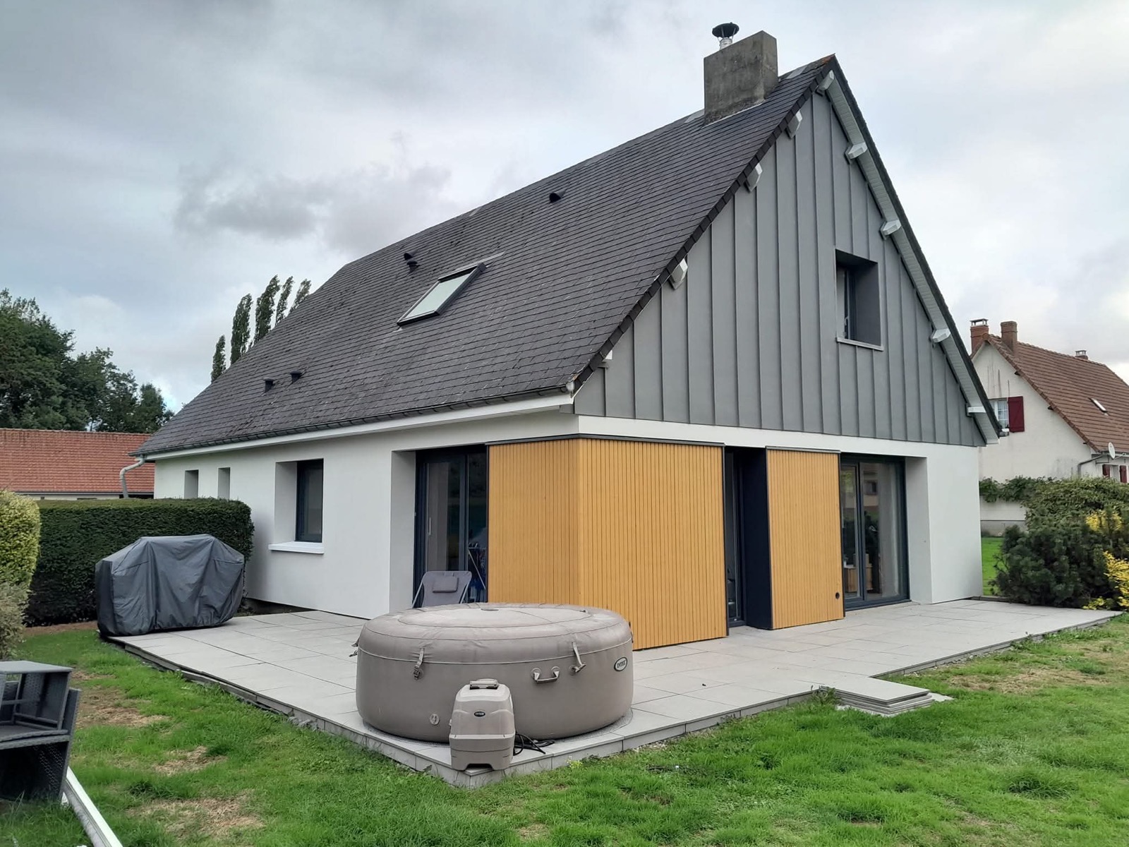 Après ITE : pignon fini en bardage gris vertical et enduit blanc sur maison à Seine-Maritime — Dagicour