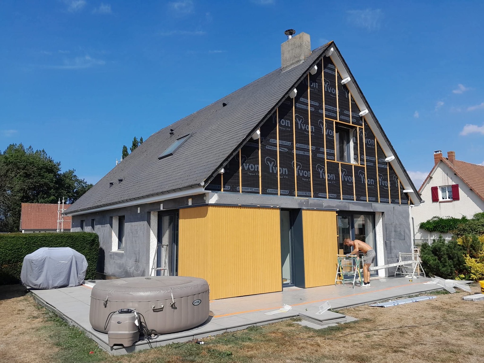 Avant ITE : même pignon avec pare-pluie noir apparent avant pose du bardage — Dagicour