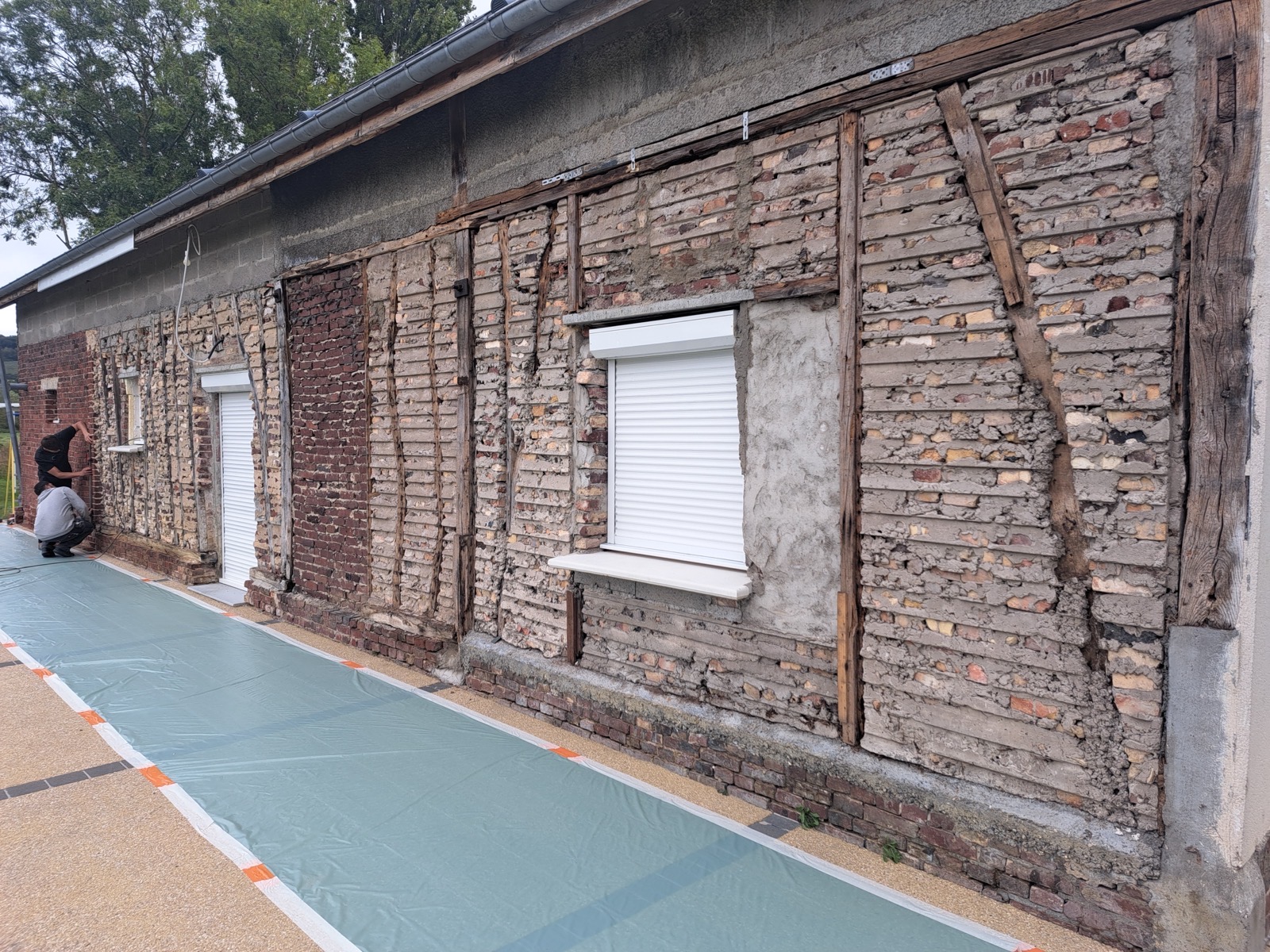 Avant travaux : mur en torchis et briques dégradé avant isolation extérieure