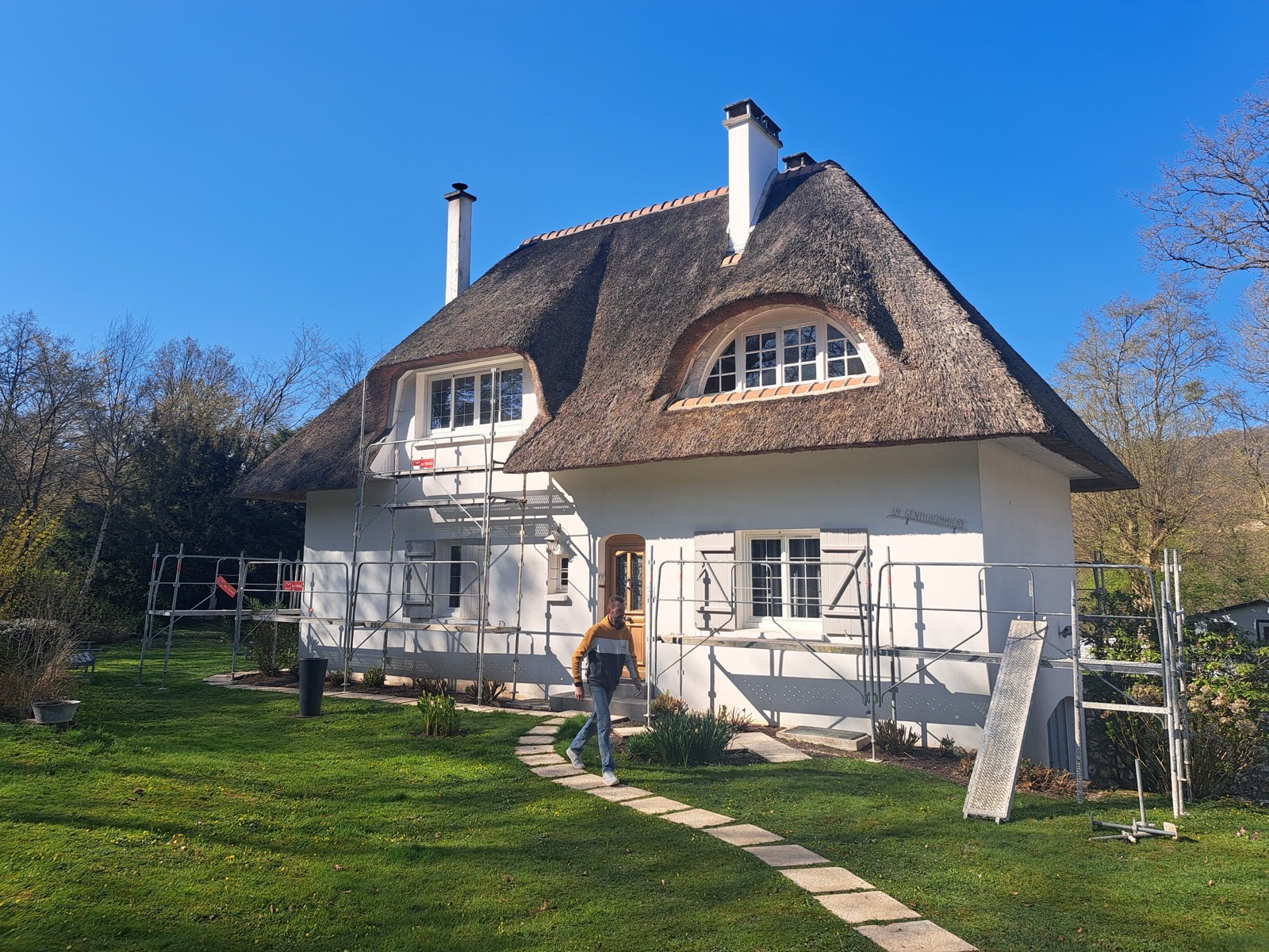 Avant ITE : même chaumière en cours de chantier avec échafaudage — Dagicour