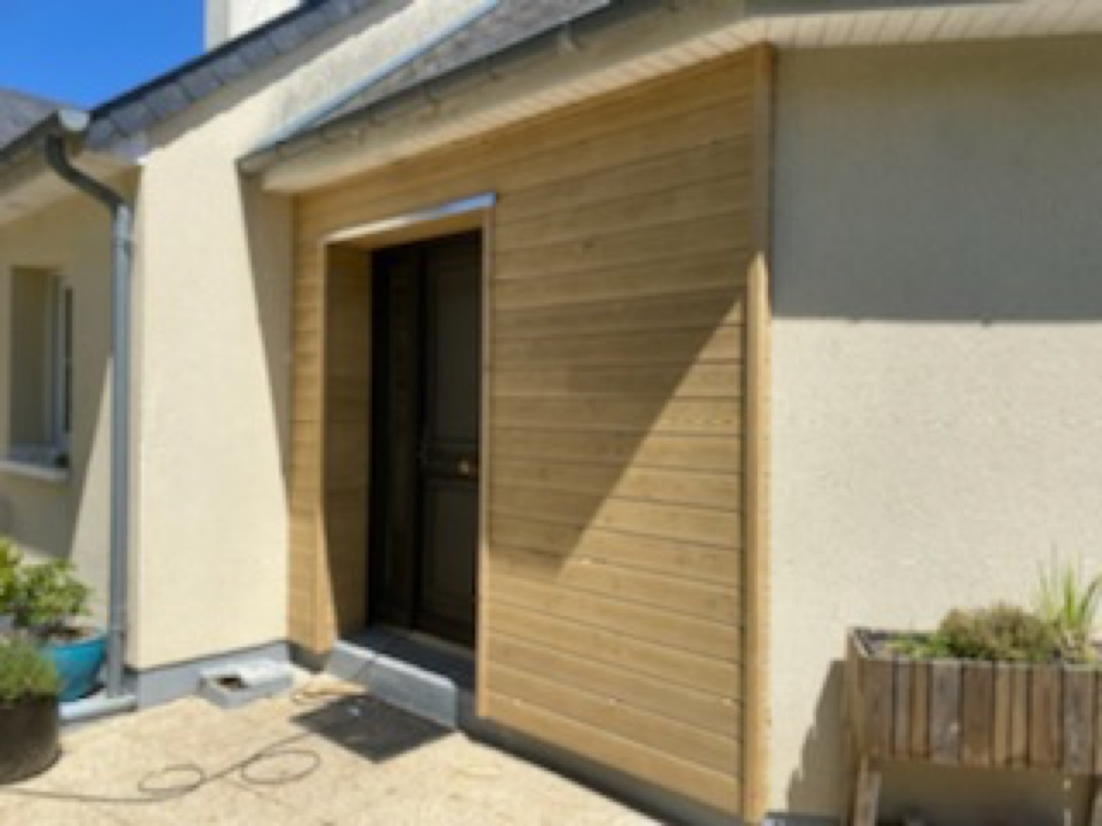 Extension avec bardage bois clair horizontal après isolation extérieure — Dagicour
