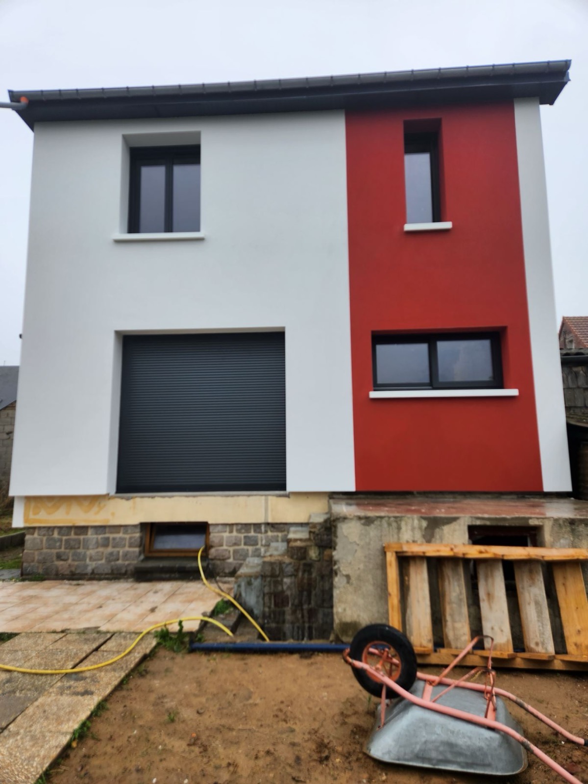 Finition ITE bicolore blanc et rouge avec bandeaux décoratifs — réalisation Dagicour Seine-Maritime