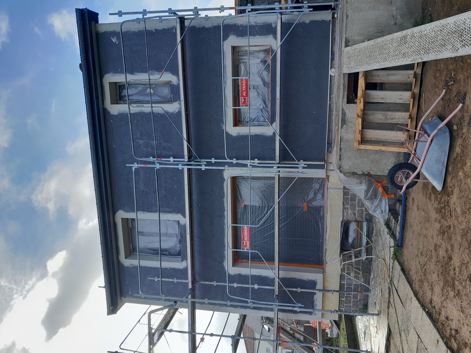 Chantier ITE sous échafaudage avec protection des menuiseries sur maison en Seine-Maritime — Dagicour