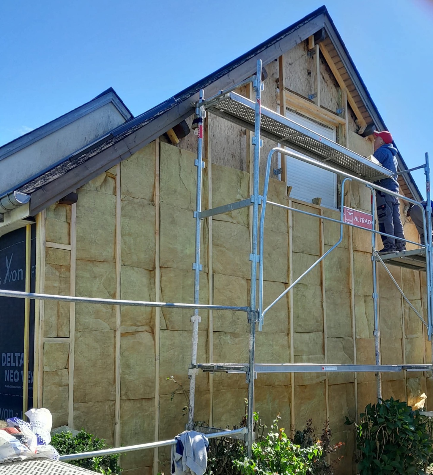 Pose de panneaux isolants en laine de roche avec membrane pare-pluie sur pignon — Dagicour