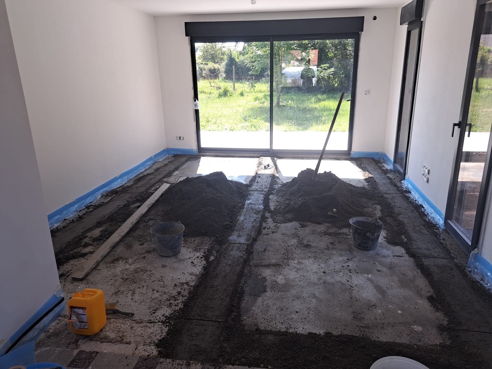 Préparation d'une chape de ragréage avant pose de carrelage dans une pièce à vivre — Dagicour Seine-Maritime