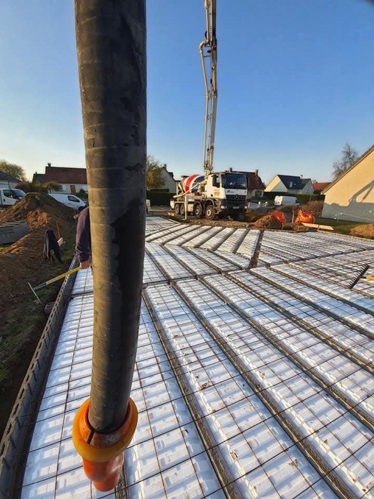 Coulage d'une dalle béton ferraillée à la pompe à béton sur un chantier de construction — Dagicour Normandie