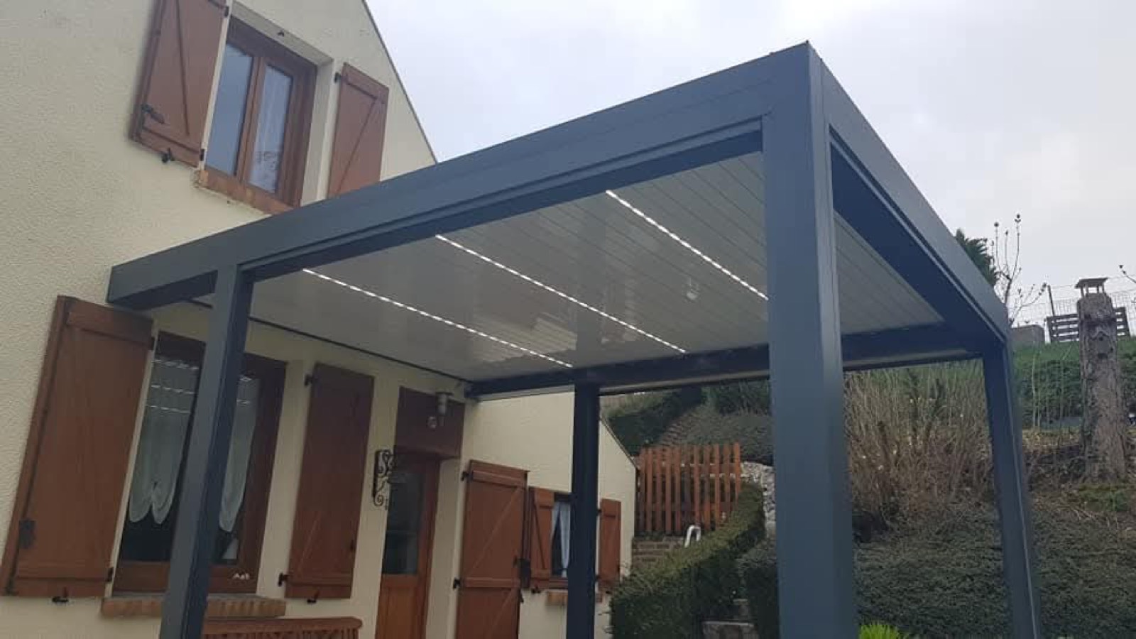 Pergola bioclimatique aluminium anthracite, lames orientables fermées — Dagicour Seine-Maritime