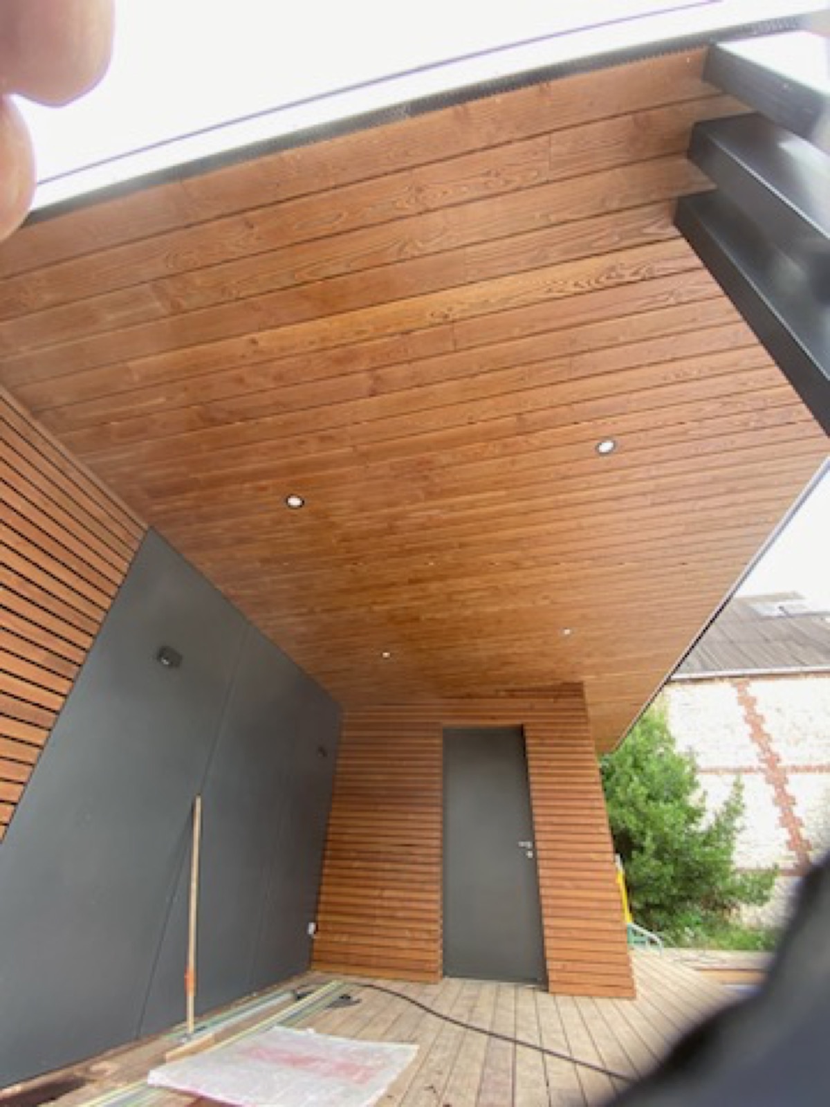 Plafond bois à lames avec spots encastrés sous casquette de toit — détail Dagicour