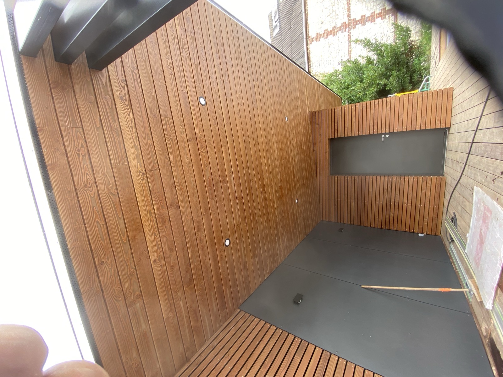 Angle de studio de jardin en bardage bois et panneaux anthracite, porte d'entrée — Dagicour