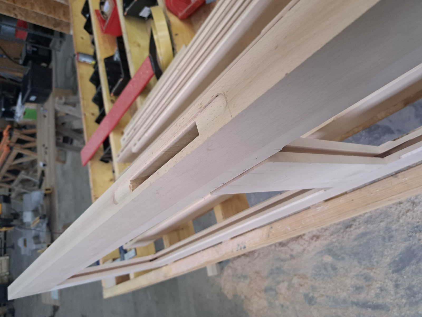 Assemblage à tenon et mortaise sur un panneau de porte en bois massif — atelier Dagicour Envermeu