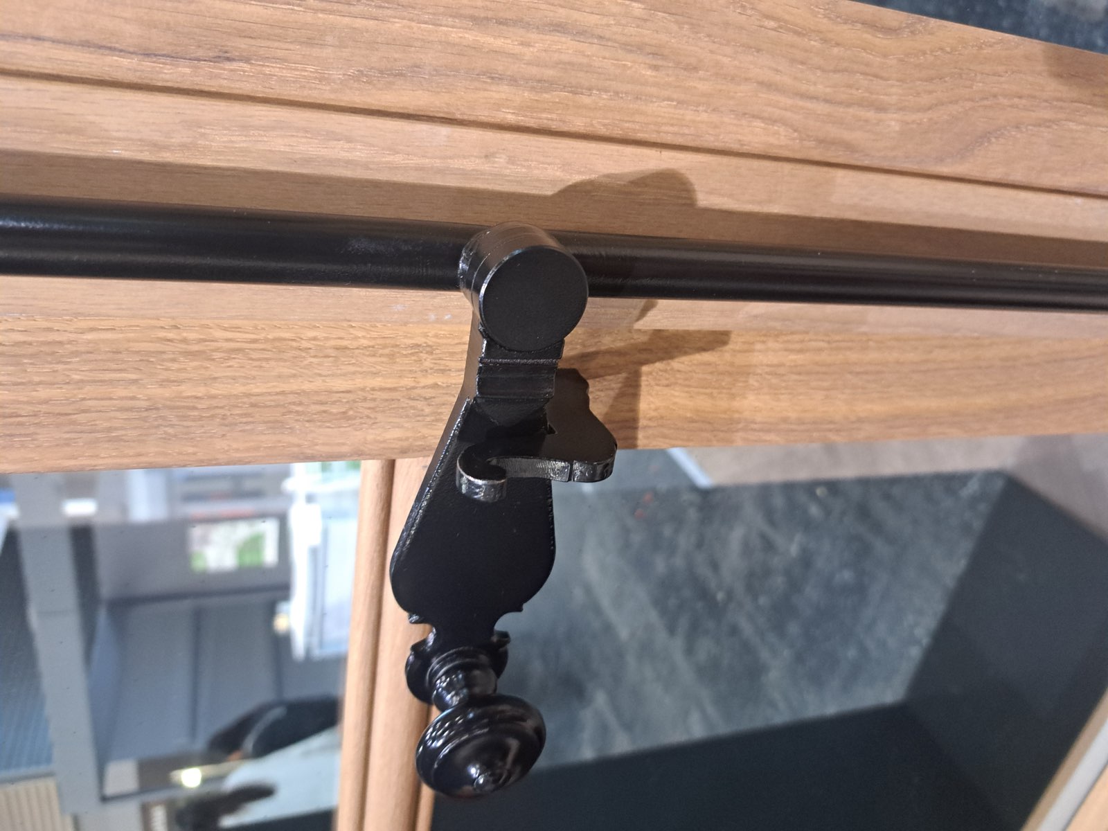 Détail d'une espagnolette sur une porte d'entrée en bois massif, atelier Dagicour Envermeu