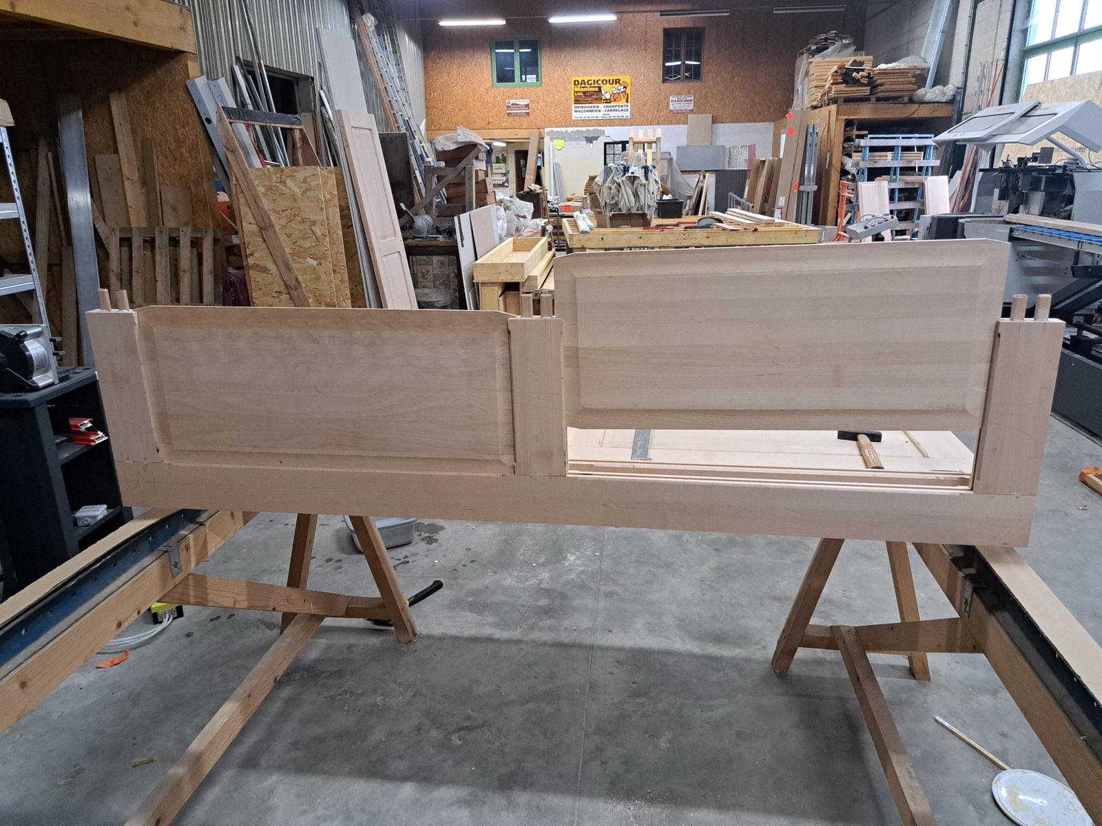 Deux portes d'entrée en bois massif sur tréteaux en fabrication dans l'atelier Dagicour