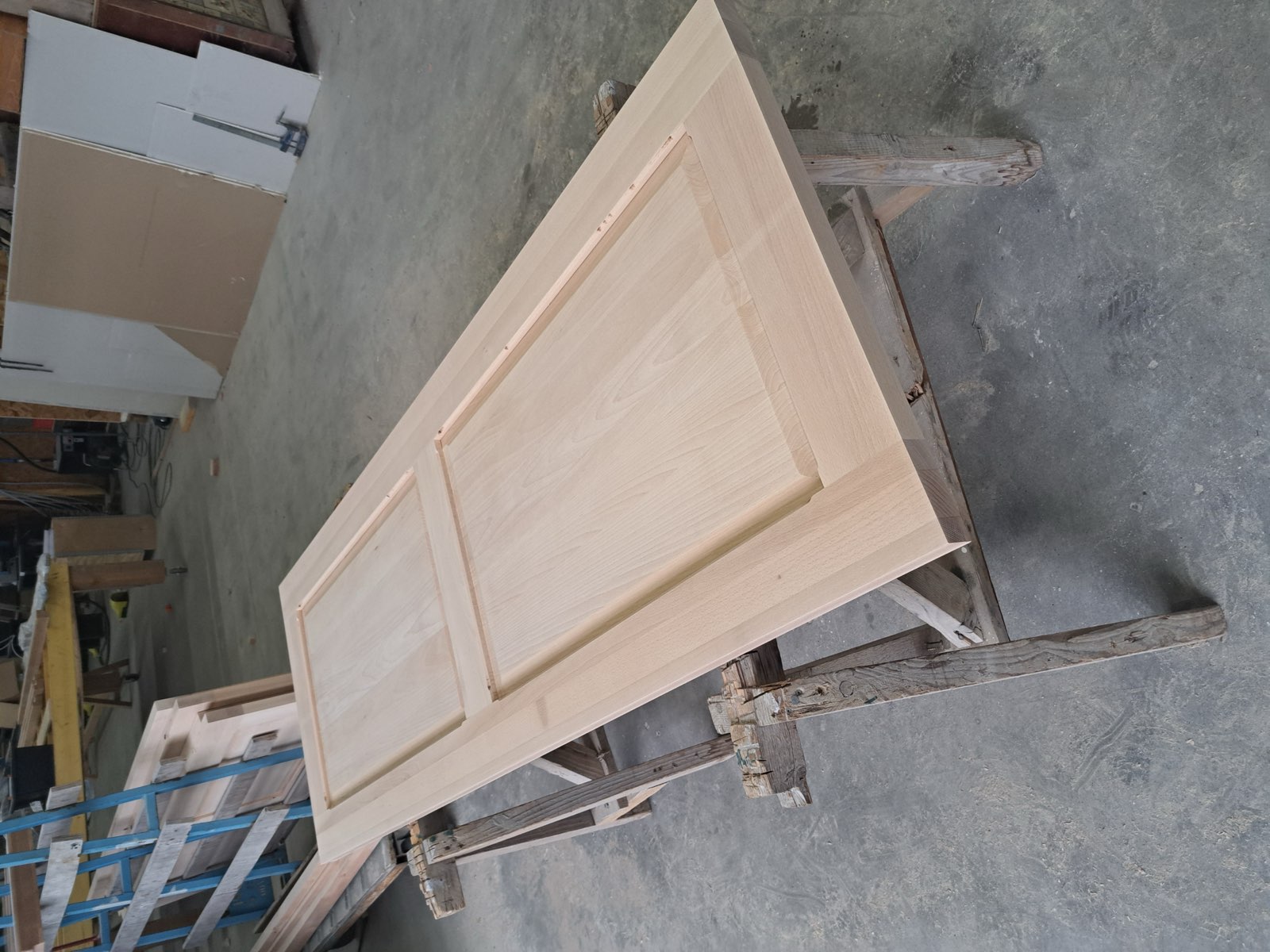 Porte d'entrée en bois massif à panneaux moulurés, fraîchement assemblée en atelier — Dagicour Envermeu