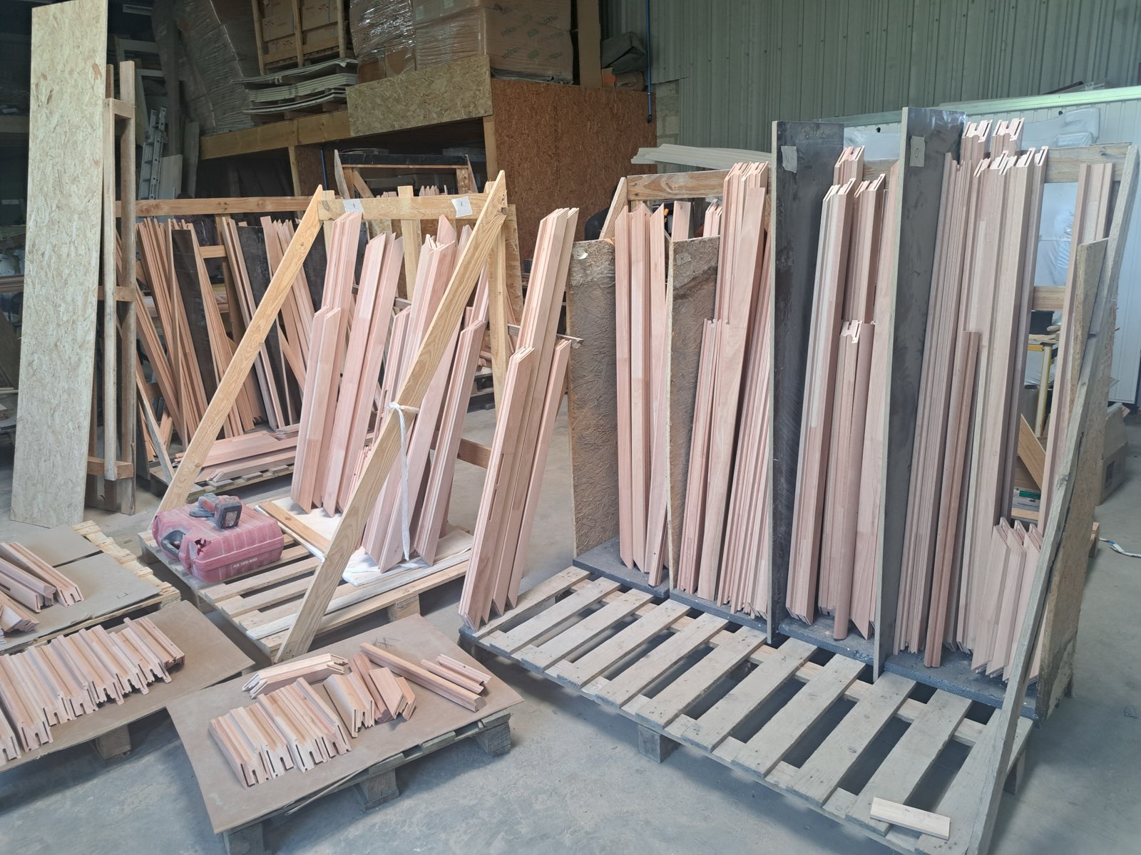 Moulures et pièces de bois façonnées empilées, production de l'atelier Dagicour Envermeu