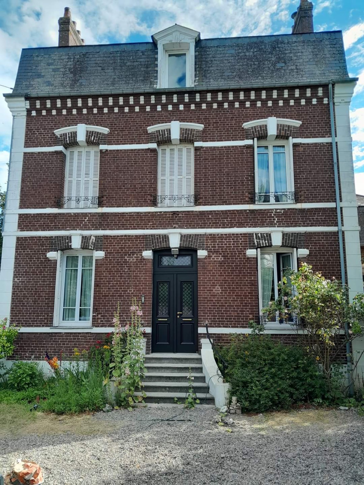 Porte d'entrée aluminium noire à 2 vantaux sur maison bourgeoise en briques — Dagicour Seine-Maritime