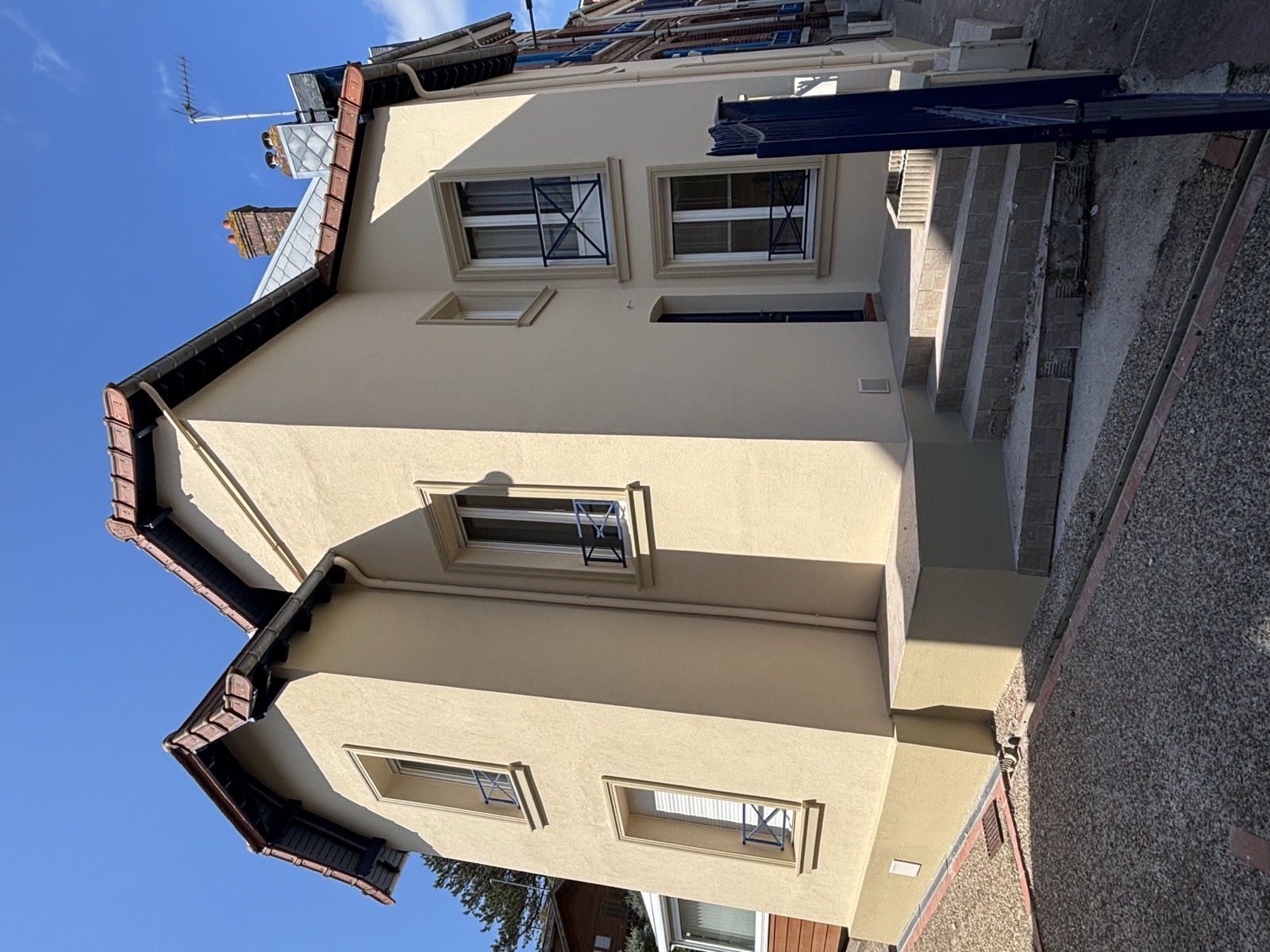 Façade ravalée avec enduit beige et moulures autour des fenêtres, maison de ville rénovée à Dieppe — Dagicour