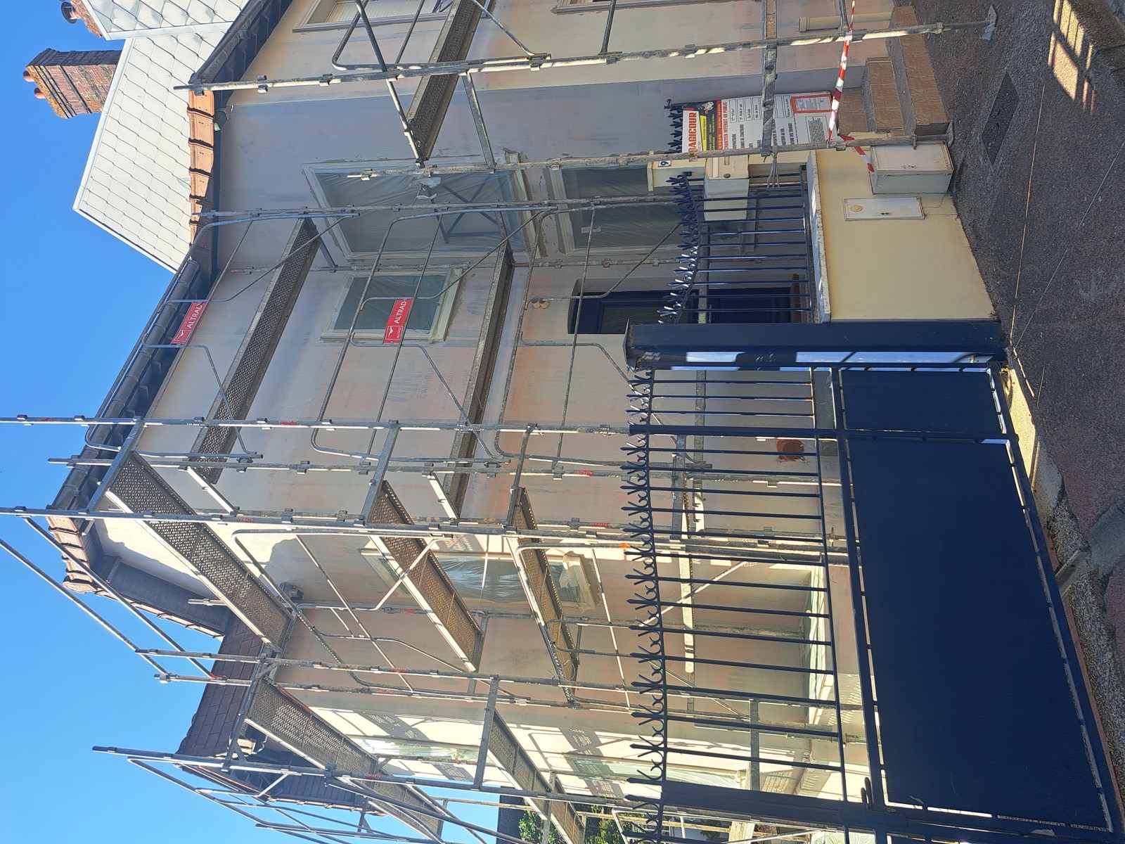 Échafaudage Dagicour sur une façade en cours de ravalement à Dieppe, enduit d'accroche appliqué