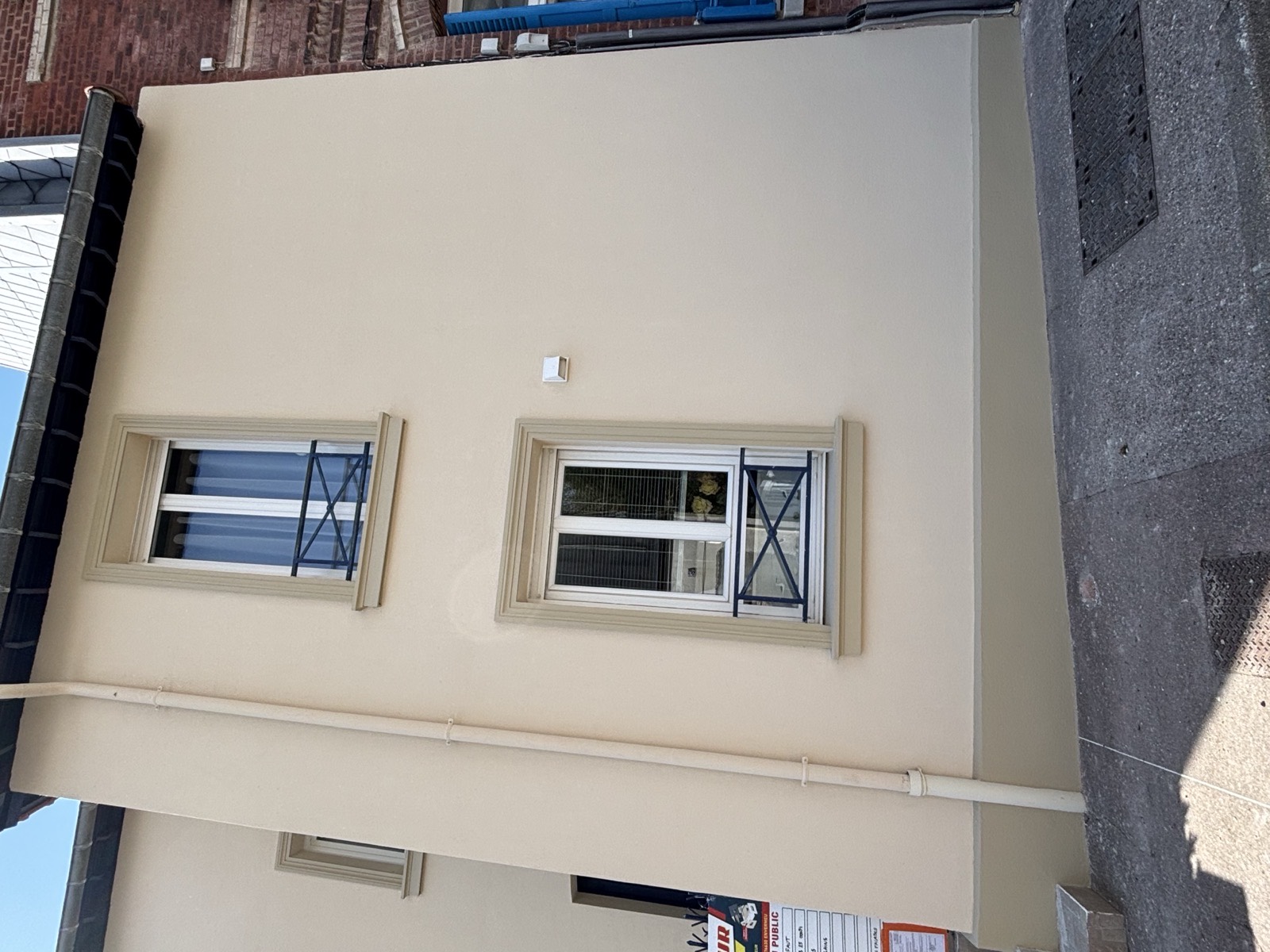Après ravalement : façade beige avec encadrements de fenêtres moulurés et garde-corps, même maison de ville à Dieppe — Dagicour