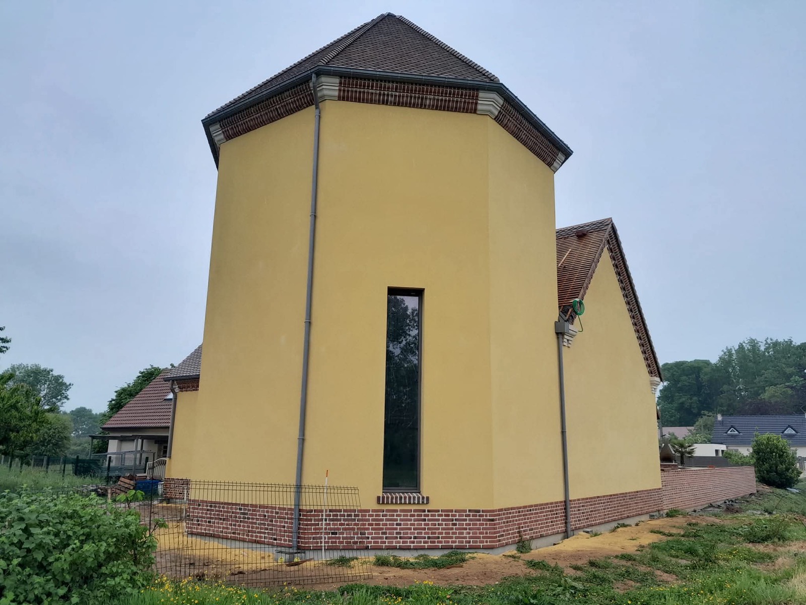 Après ravalement : extension enduit jaune avec soubassement briquettes, même chantier en Seine-Maritime