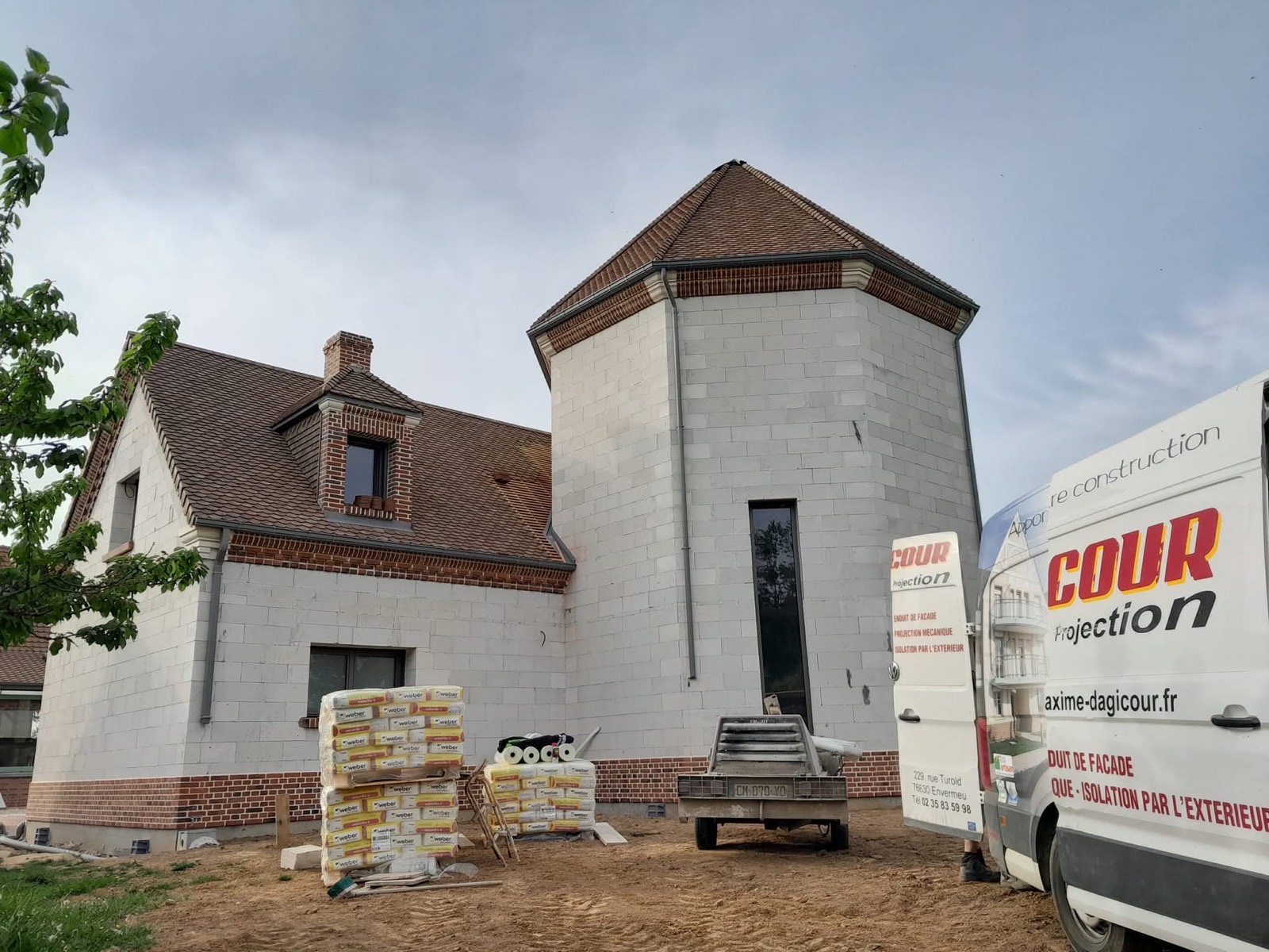 Avant ravalement : extension en parpaings bruts avant enduit, camion Dagicour sur le chantier en Seine-Maritime