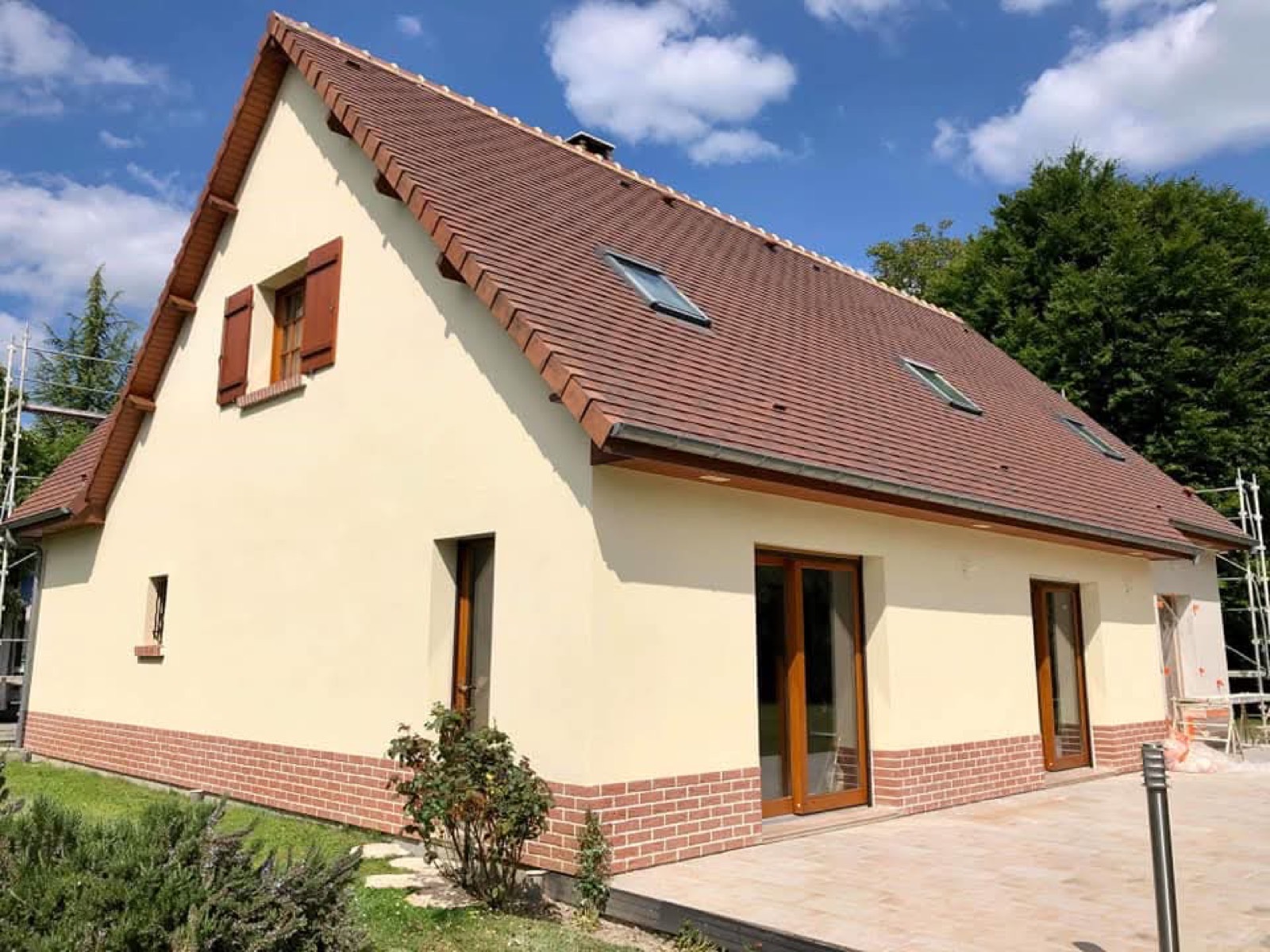 Maison normande ravalée en enduit crème avec soubassement briquettes et toiture en tuiles, Seine-Maritime