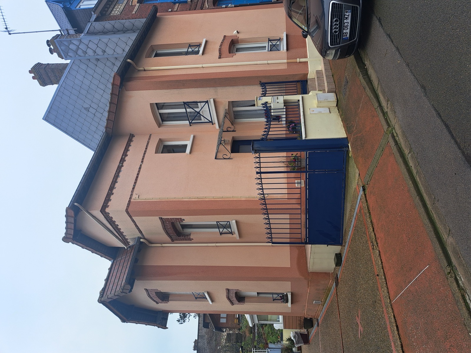 Maison de ville Belle Époque ravalée en enduit rose saumon avec bandeaux de briques, Dieppe
