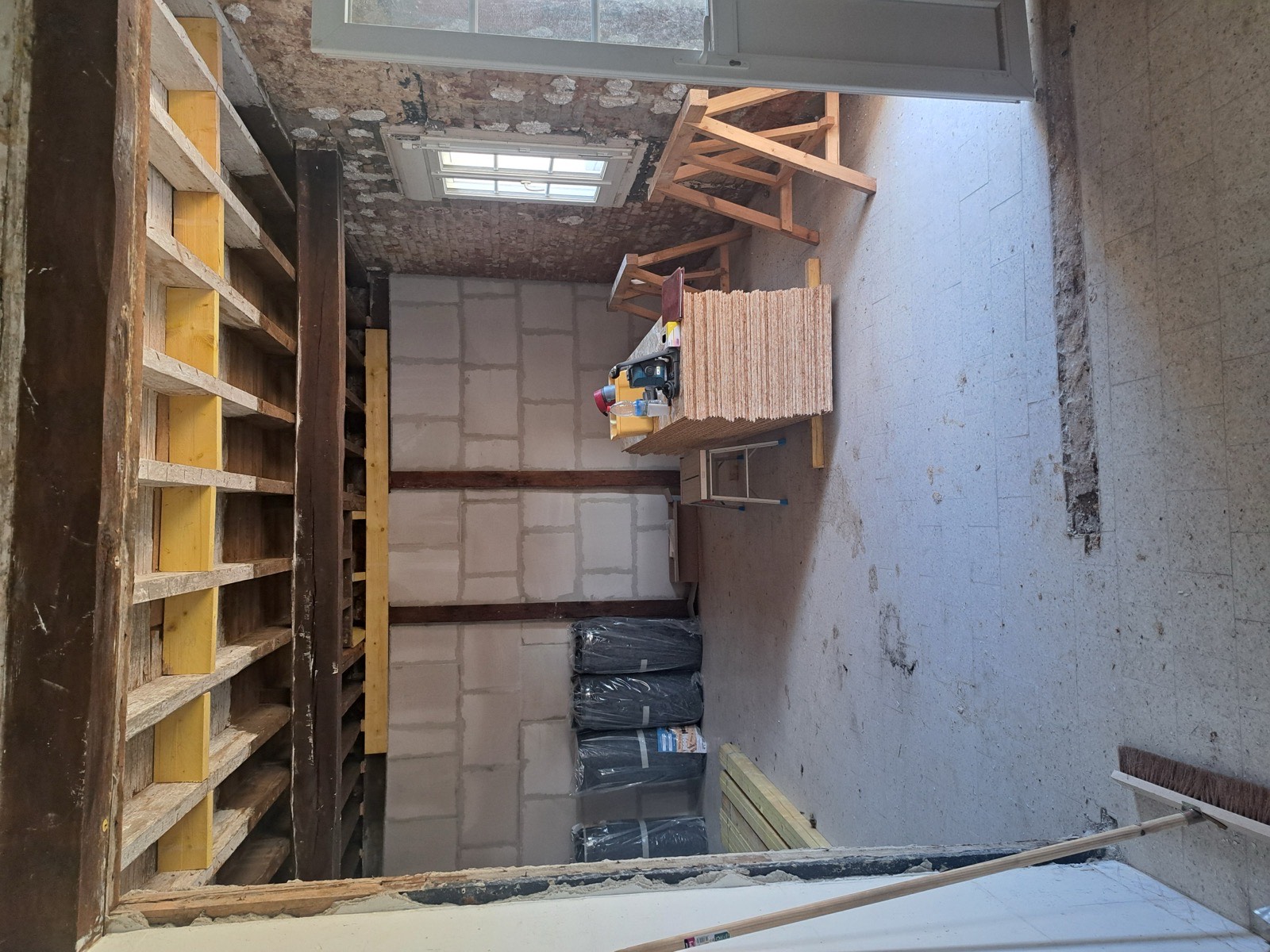 Matériaux d'isolation et panneaux bois entreposés sur un chantier de rénovation globale — Dagicour