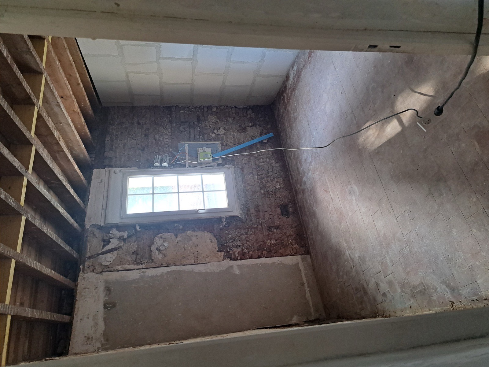 Reprise de gros œuvre lors d'une rénovation globale, mur en pierre à nu et nouvelle cloison en parpaing — Dagicour Normandie