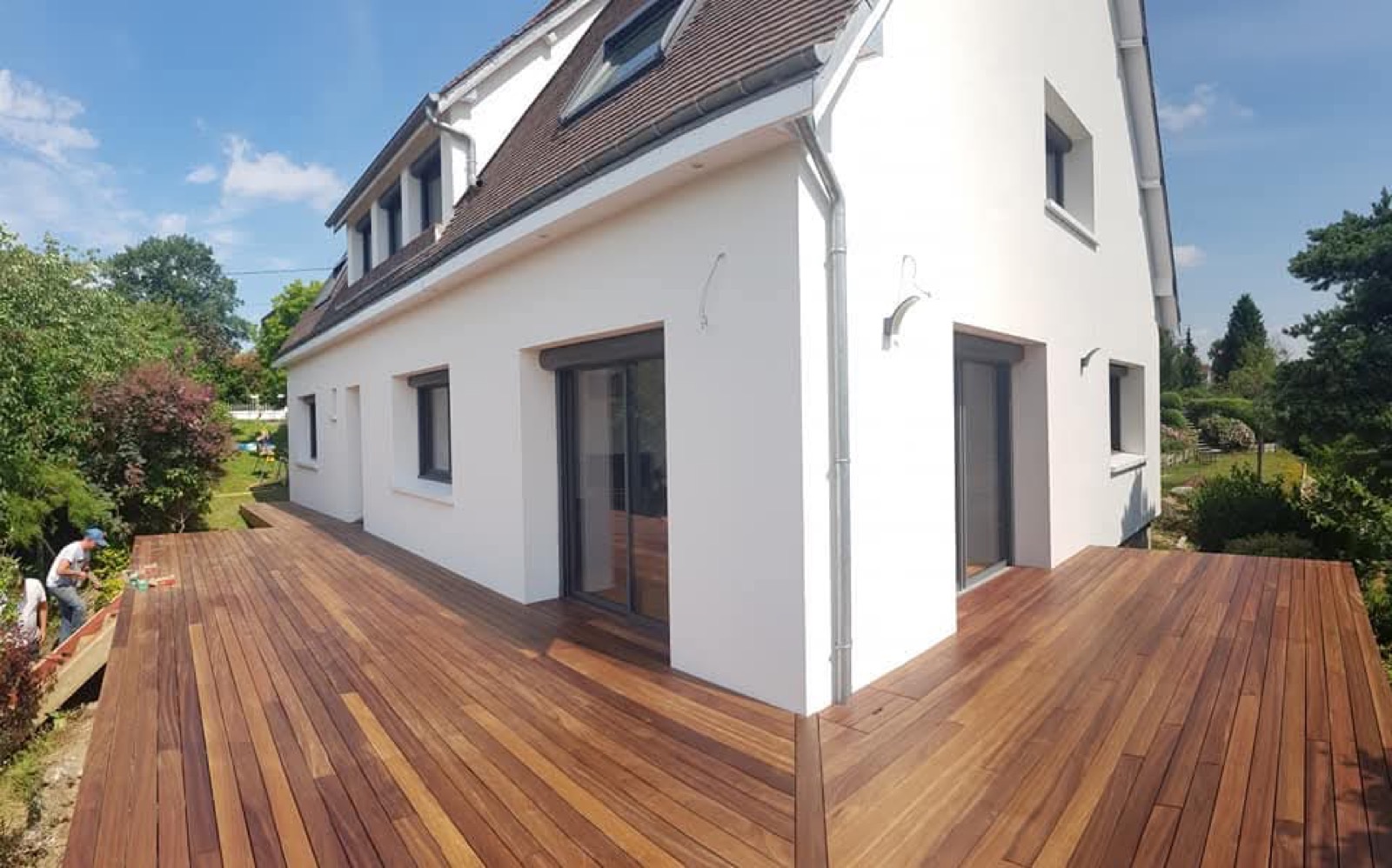 Terrasse en bois exotique ipé entourant une villa contemporaine en Normandie — réalisation Dagicour